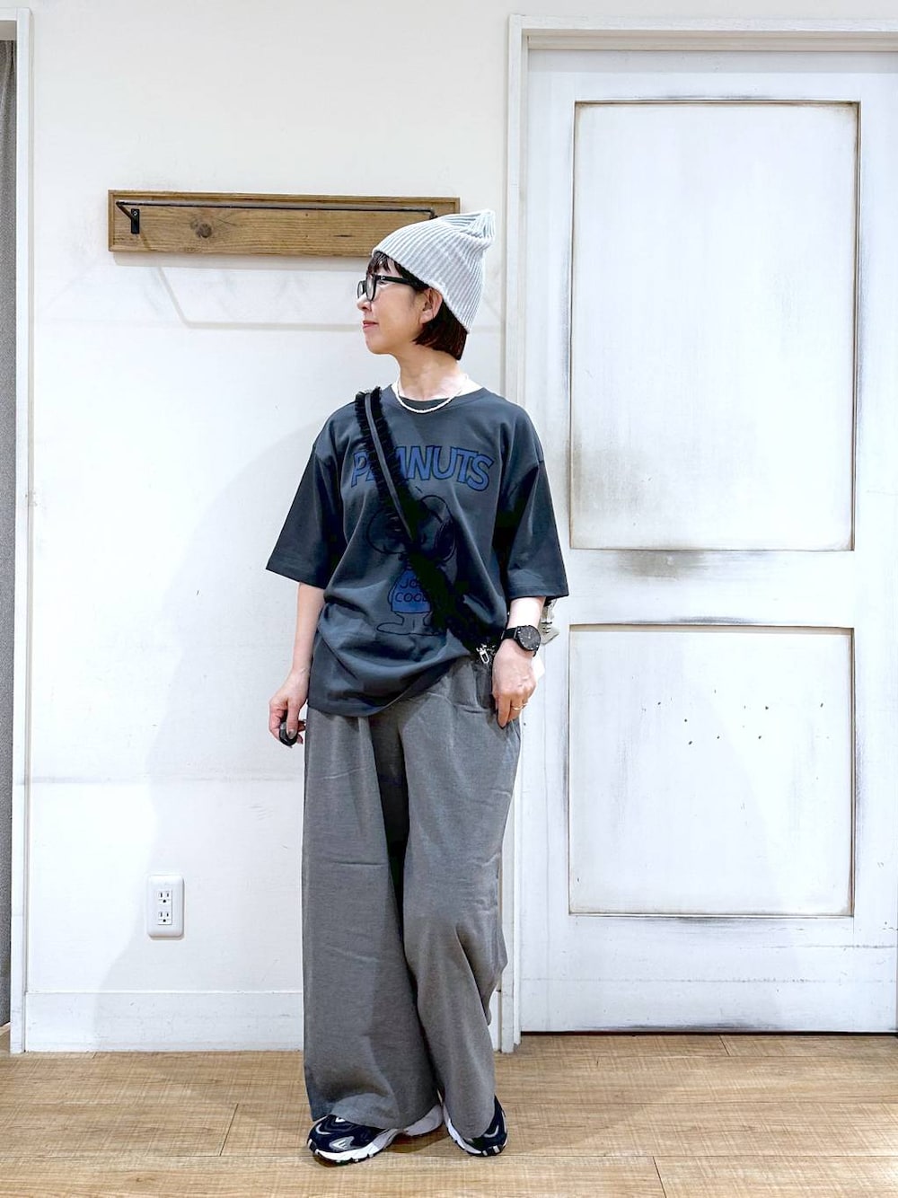 「Tシャツ、ニット帽、秋コーデ、ベーシック/シンプル、カジュアル、ラフ、ママコーデ、楽ちんコーデ、夏コーデ、クリップスタッフ_studio CLIP、natural by clip_studio CLIP、studio CLIP、50代前半です、シンプルコーデ、Over40スタッフ」｜「studio CLIPの【SNOOPYコラボ】プリントTシャツ（Tシャツ/カットソー、その他）」を使った、さちち さん（レディース・156cm）の夏コーディネートの1枚目の写真
