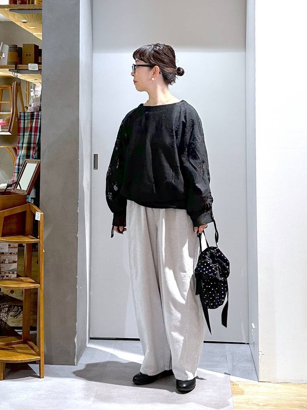 グレー系のその他パンツ、ブラック系のTシャツ/カットソー、ブラック系のシャツ/ブラウスを着用したレディースの冬コーディネートの1枚目の写真