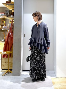 「studio CLIP（スタディオクリップ）の【daily CLIP】アシメフリフリシャツ（シャツ/ブラウス、グレー系）」を使った、さちち さん（レディース・156cm）の春コーディネート