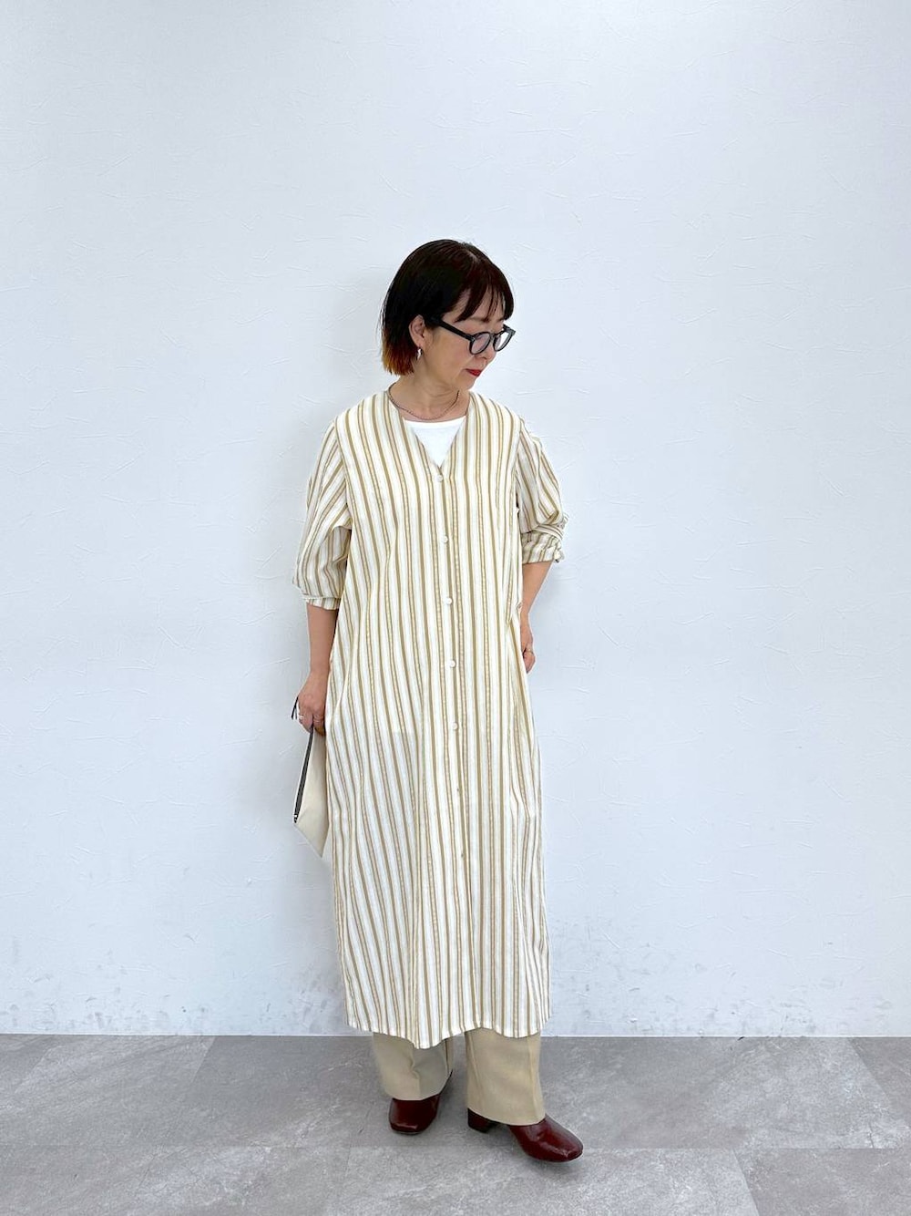 「カジュアル、ベーシック/シンプル、ラフ、ママコーデ、楽ちんコーデ、夏コーデ、50代前半です、シンプルコーデ、Over40スタッフ、Utao、秋コーデ、シャツワンピース」｜「studio CLIPの《ウタオ》【汗染み防止・UVケア・接触冷感・ピリング・イージーケア】汗染み防止機能タンクトップ（タンクトップ、ホワイト系）」を使った、さちち さん（レディース・156cm）の夏コーディネートの1枚目の写真