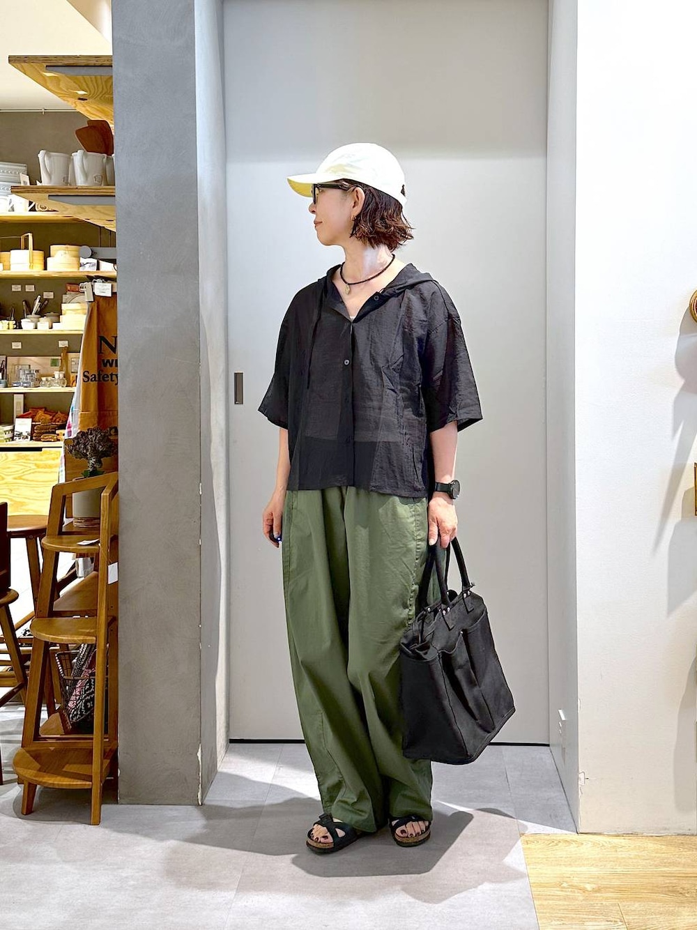 「シンプルコーデ、パンツ、接触冷感、トートバッグ、シャツ、ベーシック/シンプル、カジュアル、メンズライク、楽ちんコーデ、夏コーデ、クリップスタッフ_studio CLIP、studio CLIP、50代前半です、モノトーン、Over40スタッフ」｜「studio CLIPの【daily CLIP】odds ステッチCAP（キャップ、ホワイト系）」を使った、さちち さん（レディース・156cm）の夏コーディネートの1枚目の写真
