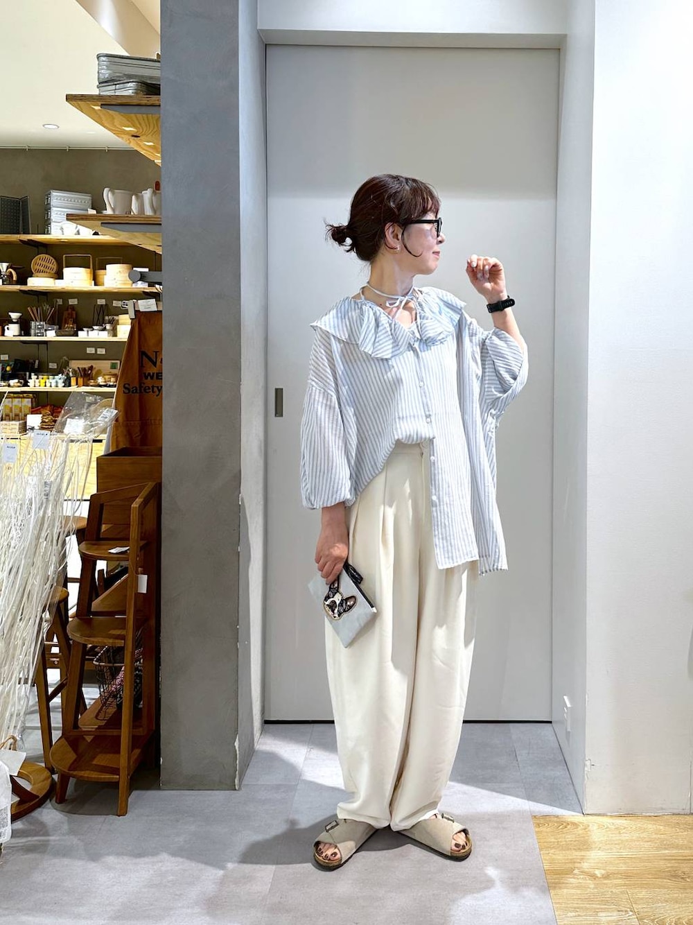 「ベーシック/シンプル、カジュアル、メンズライク、ママコーデ、楽ちんコーデ、春コーデ、クリップスタッフ_studio CLIP、ナチュラル、studio CLIP、50代前半です、おでかけ、シンプルコーデ、Over40スタッフ、高山都コラボ_studio CLIP、高山都_studio CLIP」｜「studio CLIPの【daily CLIP】ドッグ刺繍ポーチ（ポーチ、その他）」を使った、さちち さん（レディース・156cm）の夏コーディネートの1枚目の写真