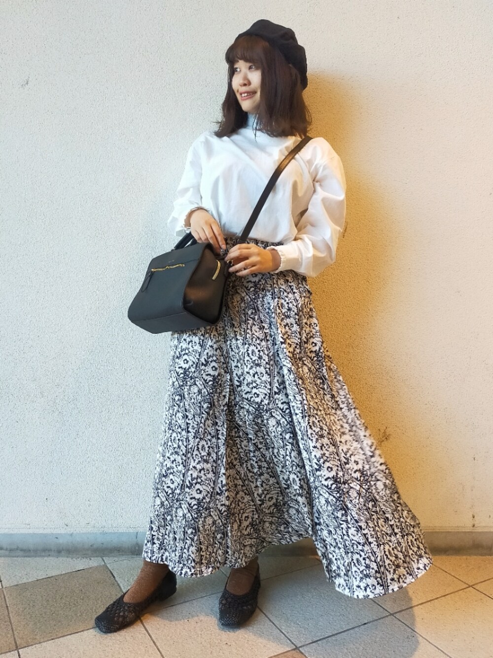 ホワイト系のシャツ/ブラウス、ブラック系のトートバッグ、ブラック系のスカートを着用したレディースの秋コーディネートの1枚目の写真