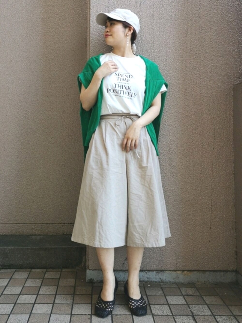 ベージュ系のその他パンツ、ホワイト系のTシャツ/カットソー、グリーン系のカーディガン/ボレロを着用したレディースの秋コーディネートの1枚目の写真