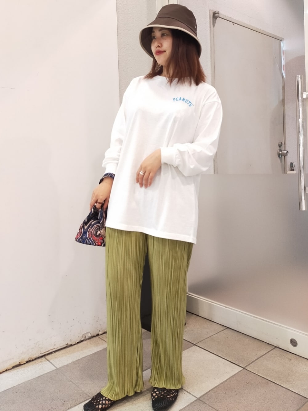 ホワイト系のTシャツ/カットソー、ブルー系のハンドバッグ、グリーン系のその他パンツを着用したレディースの夏コーディネートの1枚目の写真