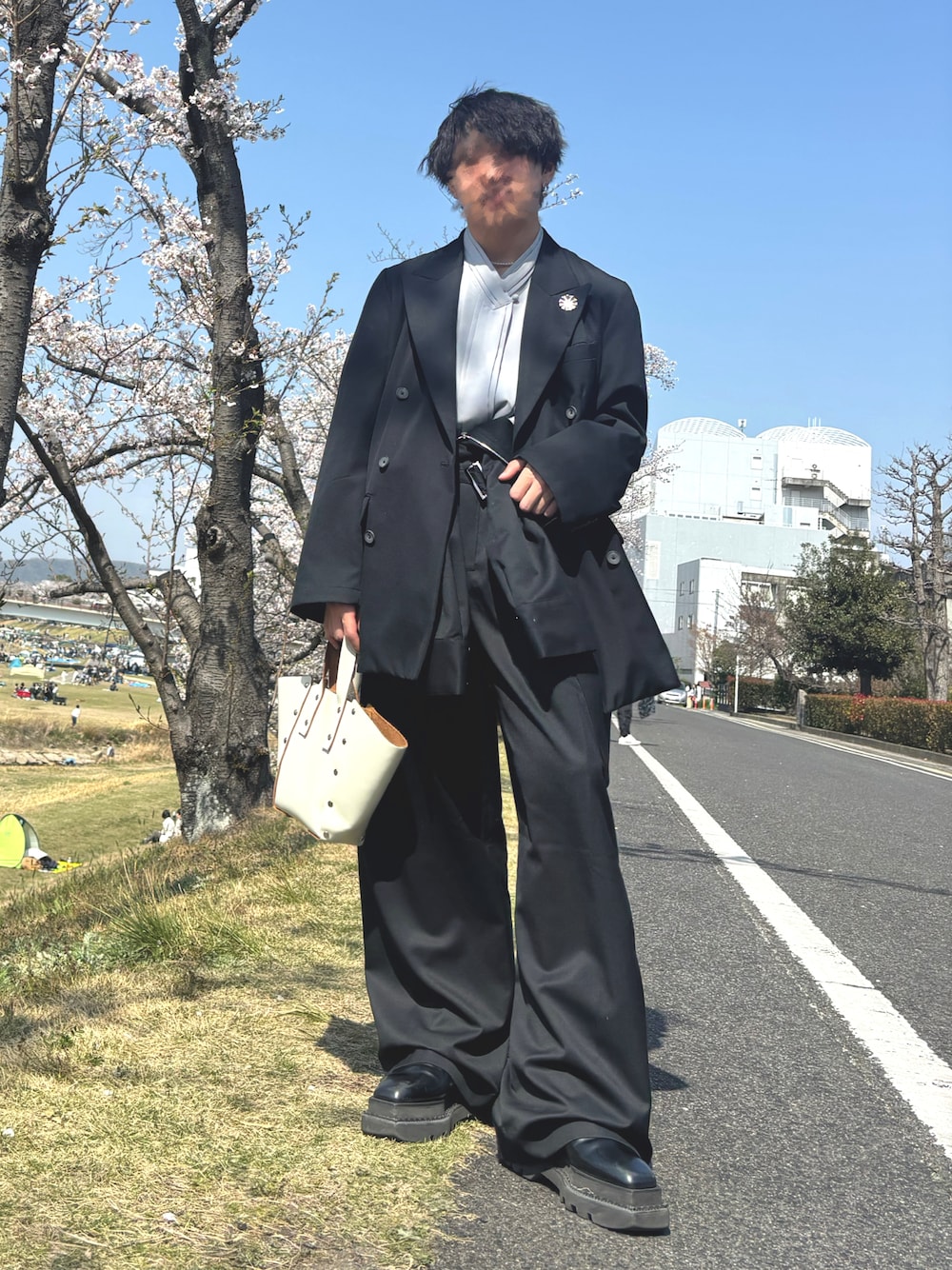 ブラック系のブーツ、ブラック系のつなぎ/オールインワン、グレー系のトップスを着用したメンズの春コーディネートの1枚目の写真