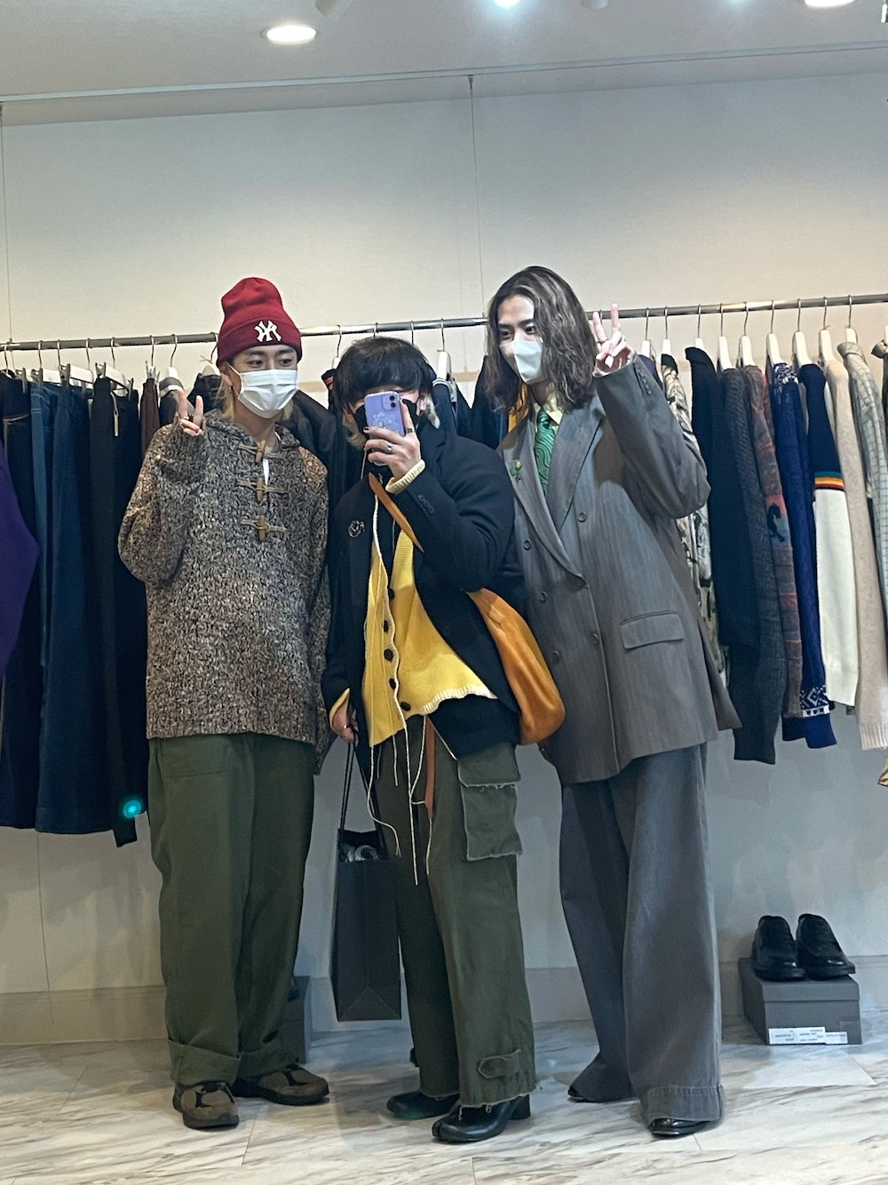 グリーン系のカーゴパンツ、ブラック系のブーツ、ブラック系のベストを着用したメンズの秋コーディネートの1枚目の写真