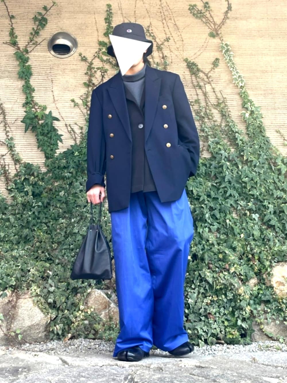 「ブルー、プチプラ、紺ブレ、タビブーツ、足袋ブーツ、FENDI、バケットハット、巾着バッグ、レイヤードスタイル」｜「ZARAのアイテム（パンツ、ブルー系）」を使った、You。さん（メンズ・168cm）の冬コーディネートの1枚目の写真