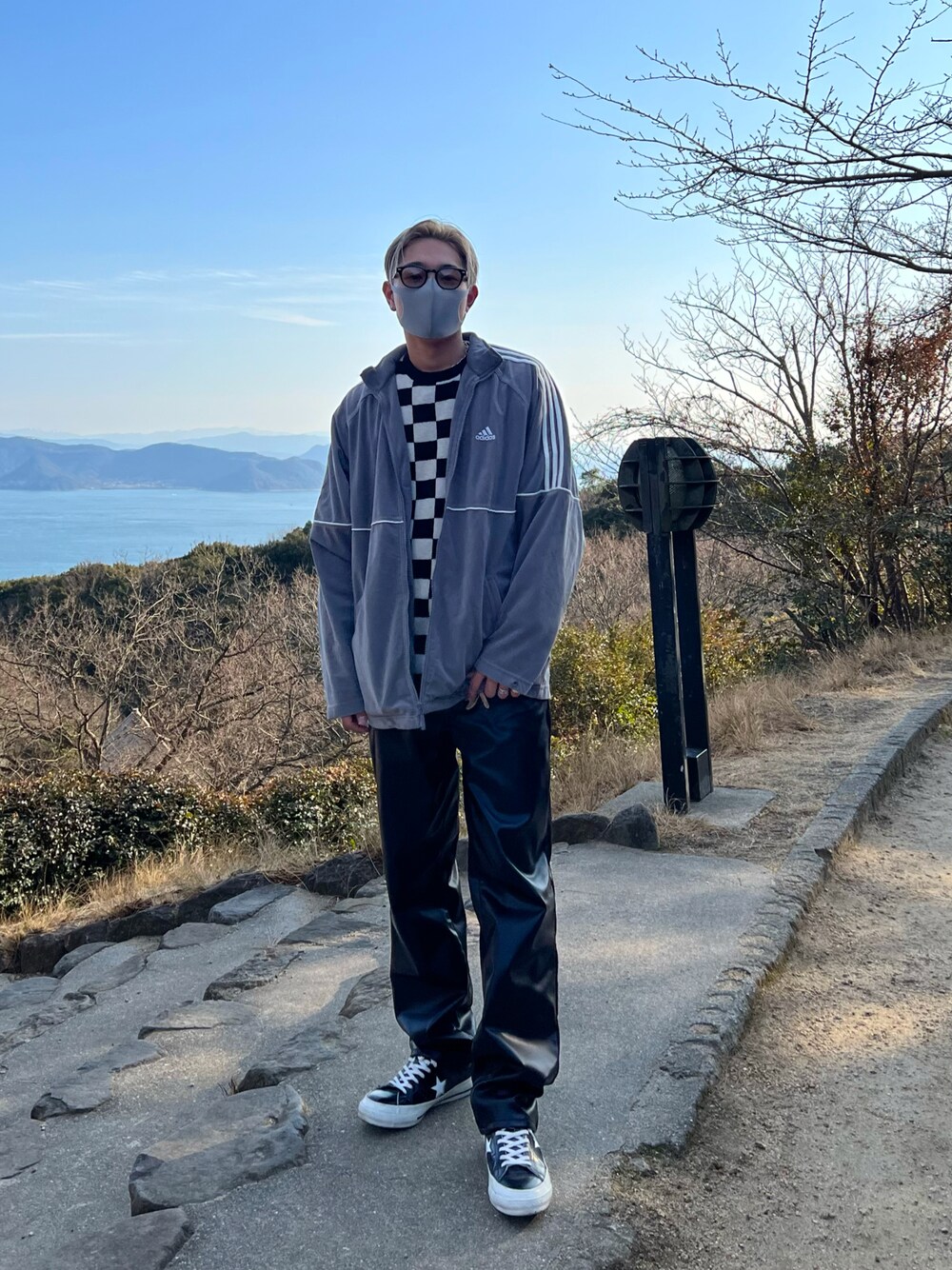 「おしゃれさんと繋がりたい、メンズコーデ、adidas、converse、古着、春コーデ」｜「ZARAのアイテム（ベスト、ブラック系）」を使った、R.さん（メンズ・172cm）の春コーディネートの1枚目の写真