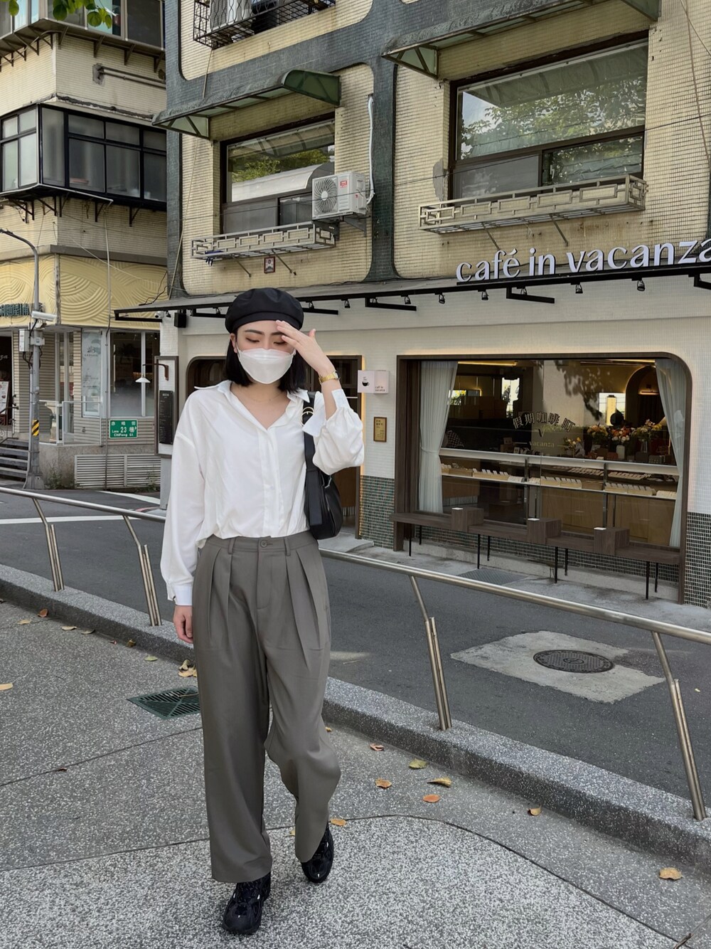 「moboのアイテム（シャツ/ブラウス、ホワイト系）」を使った、Doraさん（レディース・173cm）の春コーディネートの1枚目の写真