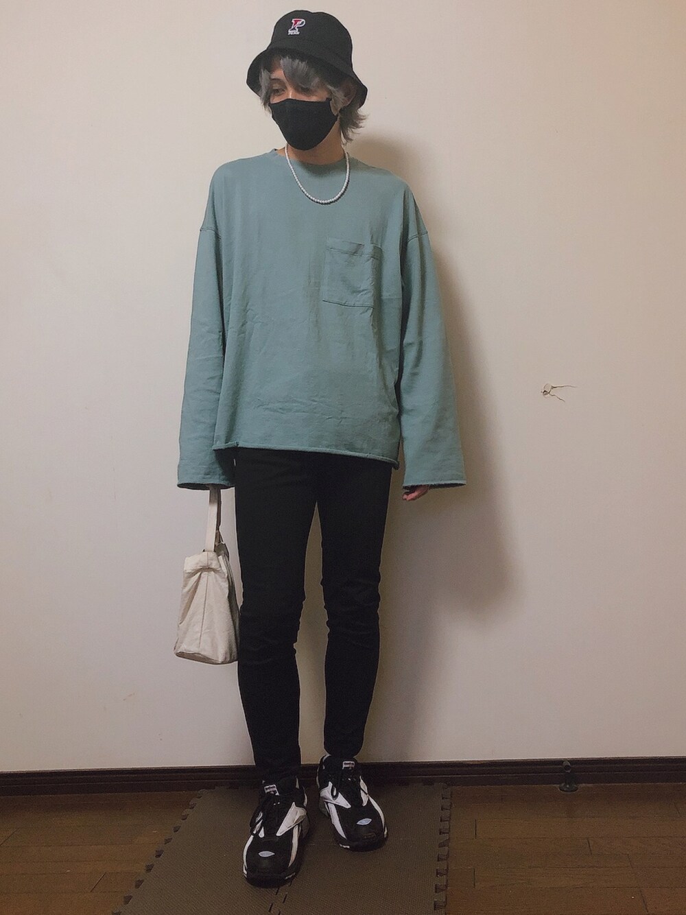 ブラック系のその他パンツ、ブラック系のスニーカー、ベージュ系のショルダーバッグを着用したメンズの夏コーディネートの1枚目の写真