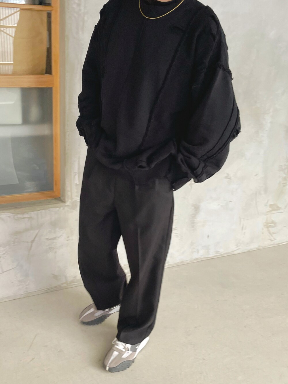 ブラック系のトップス、ブラック系のその他パンツ、グレー系のスニーカーを着用したメンズの冬コーディネートの1枚目の写真