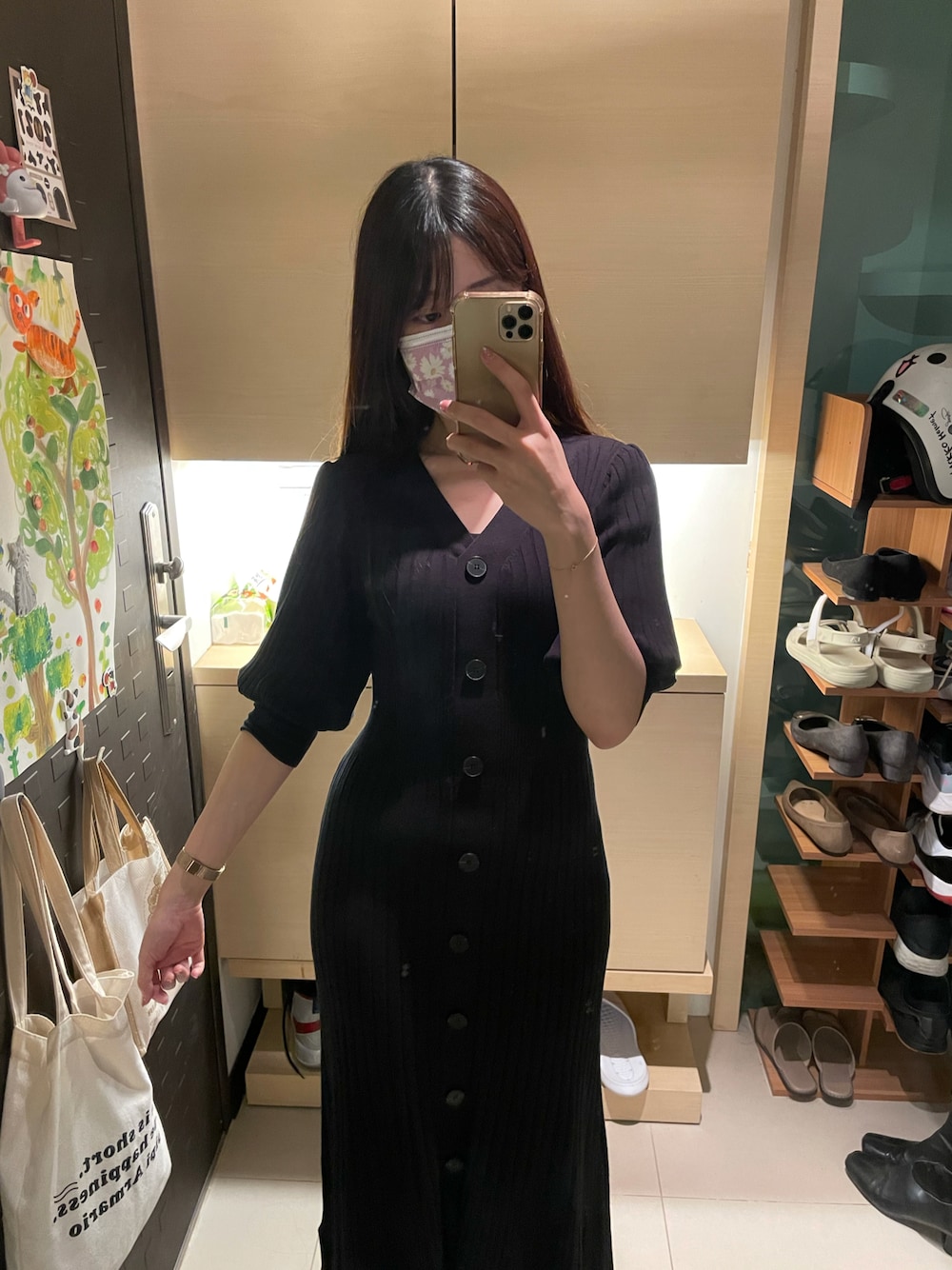 「SNIDEL、black」｜「SNIDELのフロントボタンニットワンピース（ワンピース、ブラック系）」を使った、Sandiさん（レディース・166cm）の秋コーディネートの1枚目の写真