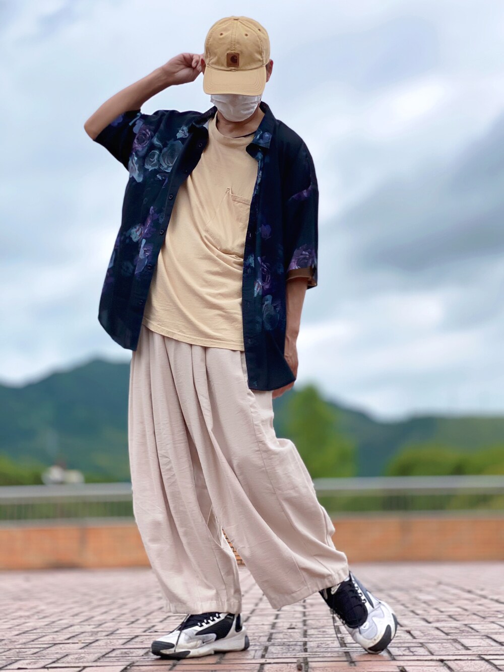 その他のシャツ/ブラウス、ベージュ系のTシャツ/カットソー、ベージュ系のその他パンツを着用したメンズの夏コーディネートの1枚目の写真