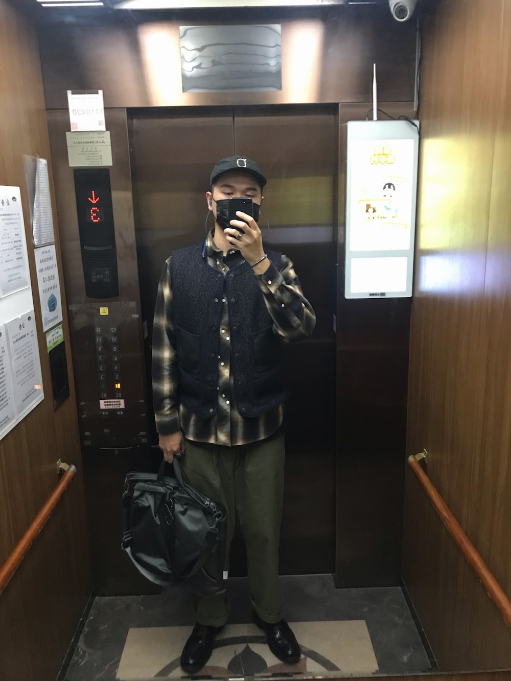 「F/CE. のアイテム（バッグ、シルバー系）」を使った、杰森屎塔森さん（メンズ・187cm）の秋コーディネートの1枚目の写真