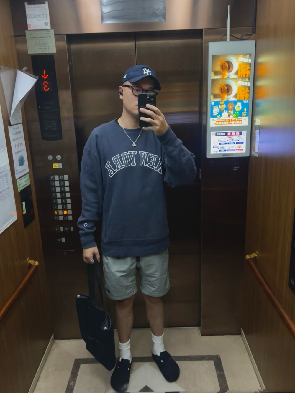 「new era X beauty&youthのアイテム（帽子、ブルー系）」を使った、杰森屎塔森さん（メンズ・187cm）の春コーディネートの1枚目の写真