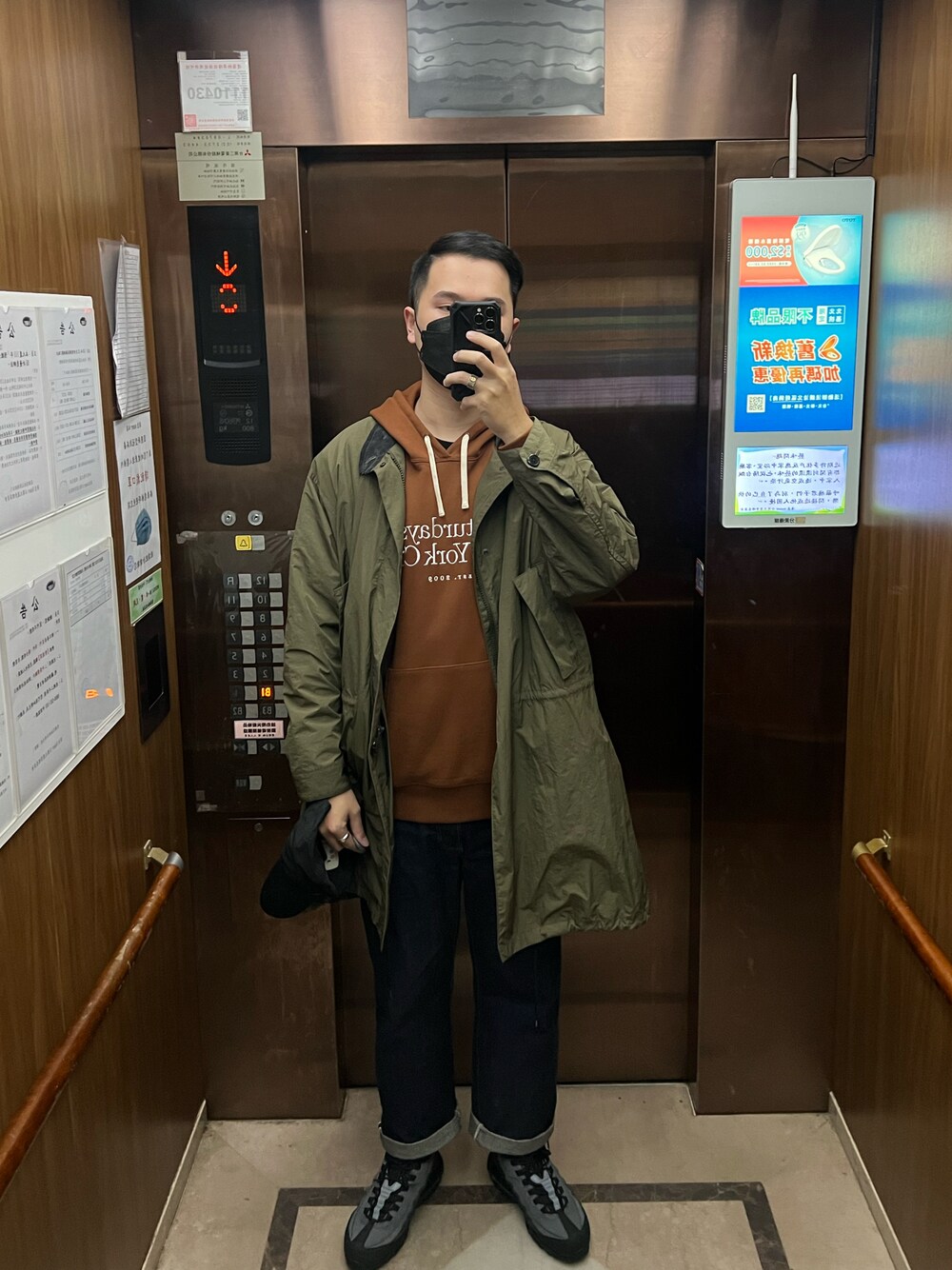 「Saturdays NYCのアイテム（パーカー、ゴールド系）」を使った、杰森屎塔森さん（メンズ・187cm）の冬コーディネートの1枚目の写真