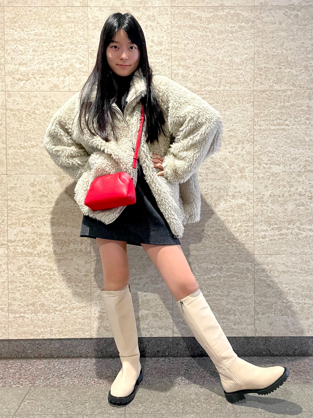 「秋冬コーデ、ブーツ、プチプラコーデ、ミニスカート、中学生、中2、ホワイトコーデ、クリスマス、低身長女子」｜「FREAK'S STOREの限定展開　エコファー スタンドカラー ブルゾン（ファーブルゾン）（ブルゾン、ベージュ系）」を使った、haaaaatcch(hana)さん（レディース・155cm）の冬コーディネートの1枚目の写真