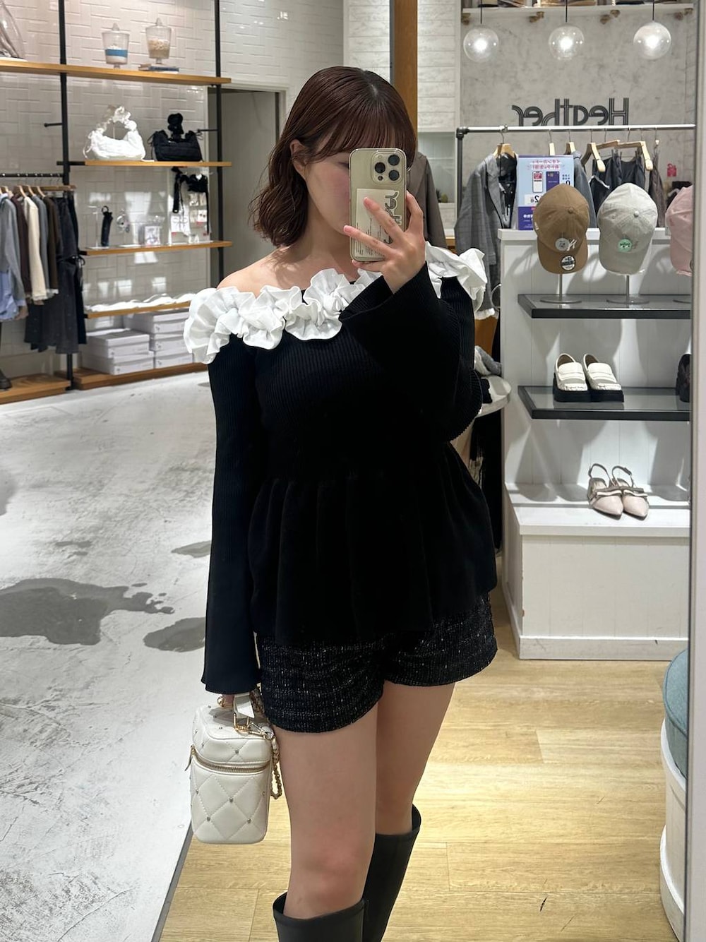 ホワイト系のショルダーバッグ、ブラック系のその他パンツ、ブラック系のニット/セーターを着用したレディースの秋コーディネートの1枚目の写真