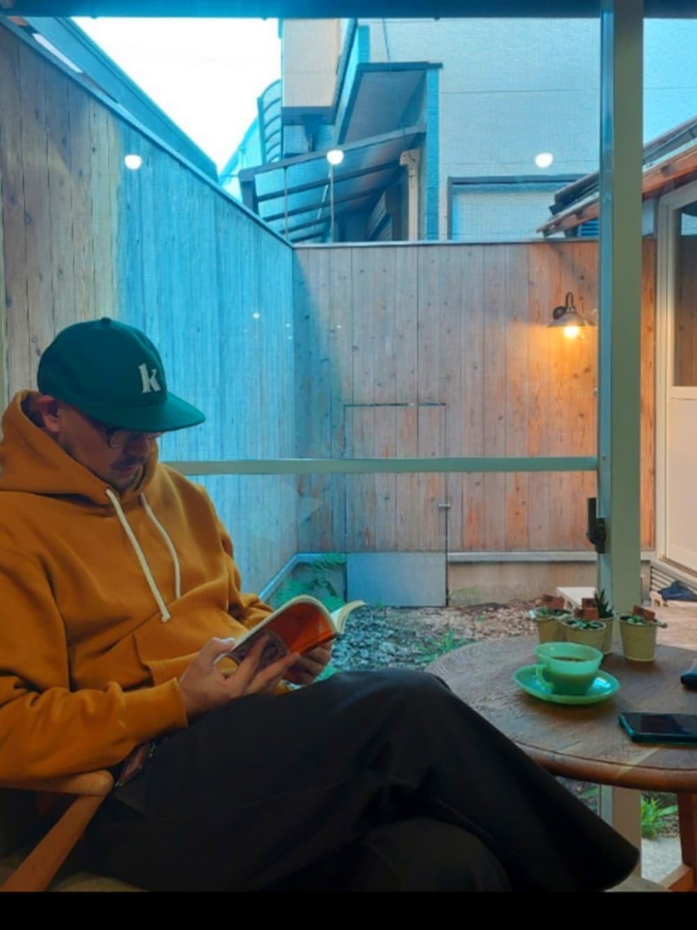 「コンパクトレコードバー、食器」｜「NEW ERA ✕ kompakt record barのNEW ERA✕kompakt record bar（キャップ、グリーン系）」を使った、Go que geenさん（メンズ・178cm）の冬コーディネートの1枚目の写真