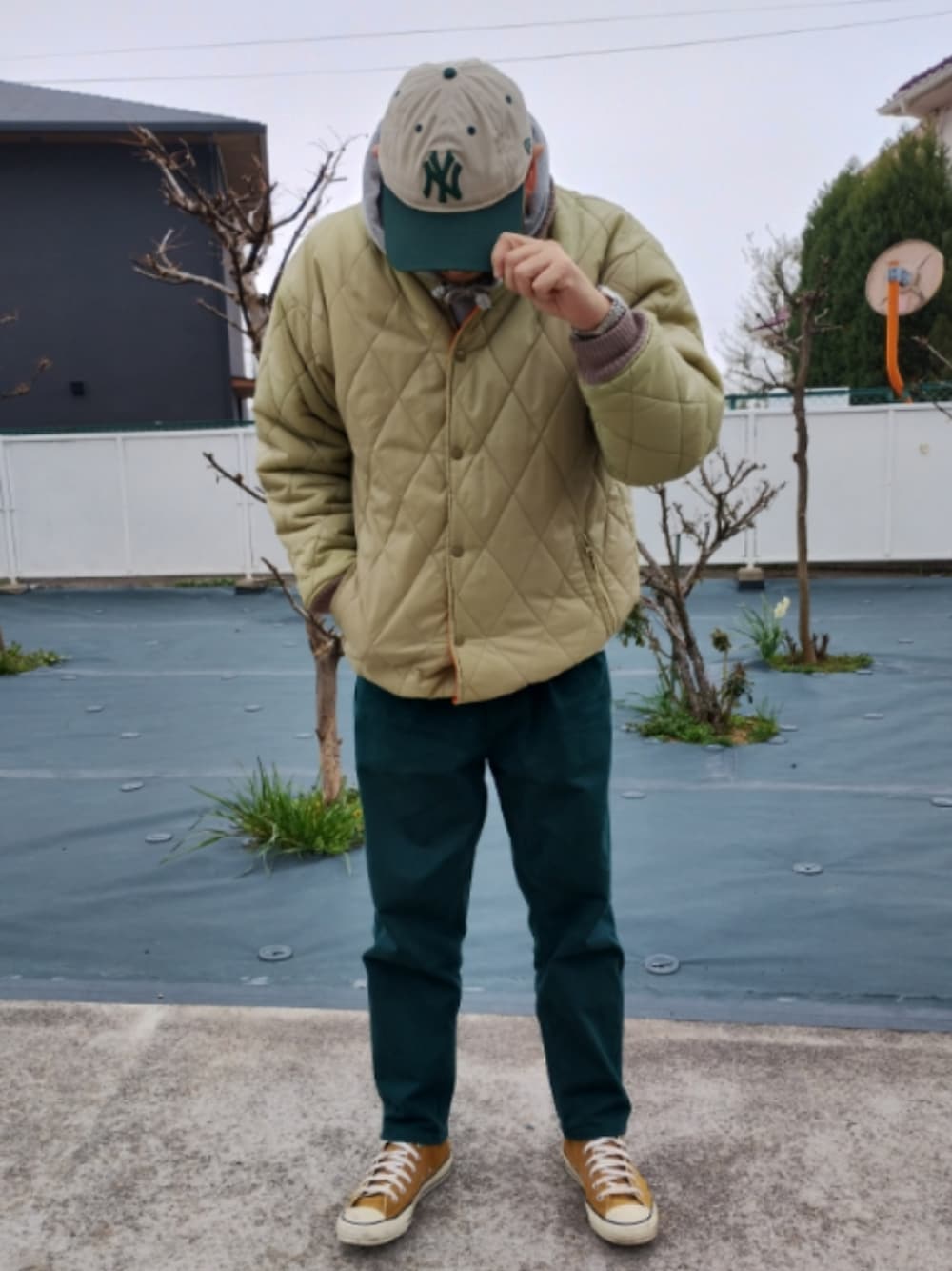 「ニューエラ、ｵﾝｽﾎﾟｯﾂ、ベンデイビス、オールスター、ユナイテッドアスレ、アーティストグッズ」｜「CONVERSEのオールスター（スニーカー、オレンジ系）」を使った、Go que geenさん（メンズ・180cm）の春コーディネートの1枚目の写真