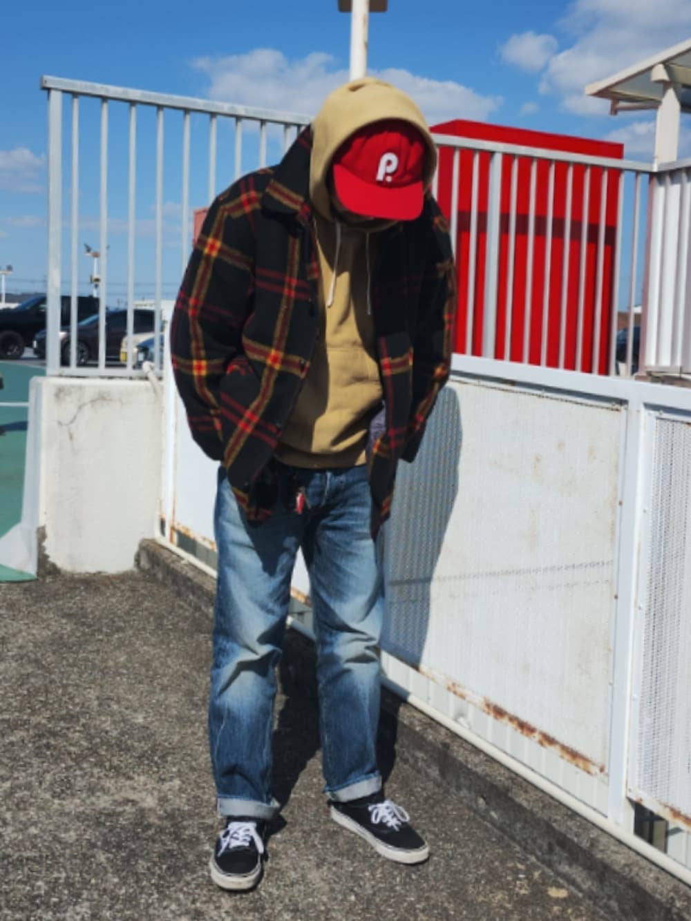 「古着、VANS、オーセンティック、リーバイス、パターソン、paterson、Levi's、チェックジャケット」｜「VANSのアイテム（スニーカー、ブラック系）」を使った、Go que geenさん（メンズ・180cm）の春コーディネートの1枚目の写真
