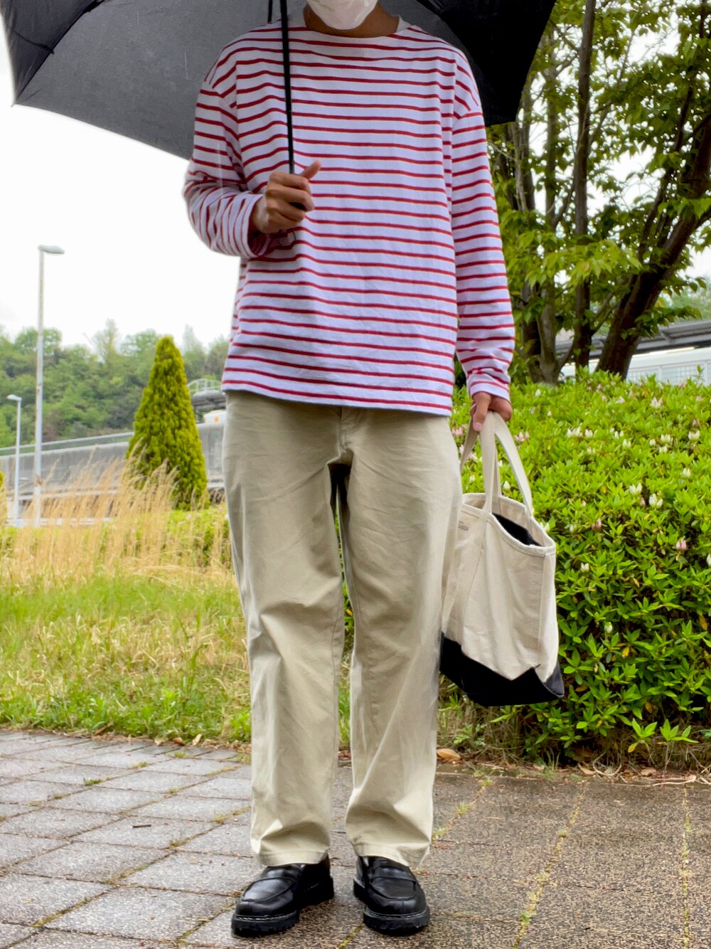 「春コーデ、ゆるコーデ、GU、ボーダー、バスクシャツ、patagonia、チノパン、berwick1707、ローファー、トートバッグ、大学生、通学コーデ、雨の日コーデ、大人コーデ、シンプル」｜「GUのアイテム（Tシャツ/カットソー、レッド系）」を使った、yoshiさん（メンズ・176cm）の春コーディネートの1枚目の写真