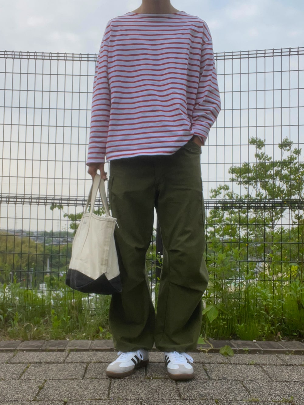 「シンプルコーデ、大人カジュアル、春夏コーデ、春コーデ、カーキ、GU、ボーダー、M65、アメリカ軍、adidas、adidas originals、トートバッグ、お洒落さんとつながりたい、ミリタリー、バスクシャツ」｜「GUのアイテム（Tシャツ/カットソー、レッド系）」を使った、yoshiさん（メンズ・176cm）の春コーディネートの1枚目の写真