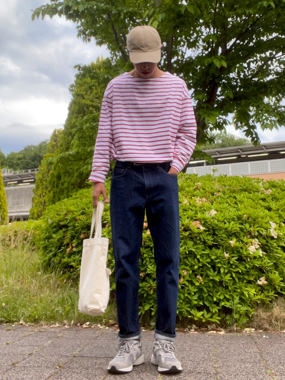 「大人カジュアル、スニーカーコーデ、はるコーデ、GUコーデ、カジュアルコーデ、GU、ボーダー、UNIQLO、デニムパンツ、New Balance、キャップ、無印良品、トートバッグ、プチプラ、プチプラコーデ」｜「GUのアイテム（Tシャツ/カットソー、レッド系）」を使った、yoshiさん（メンズ・176cm）の春コーディネートの1枚目の写真