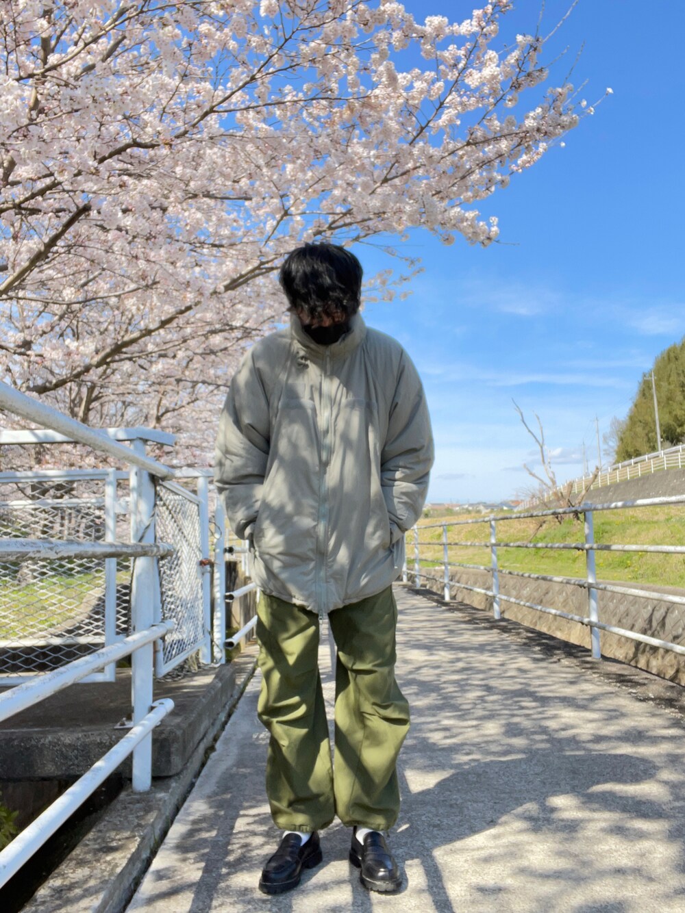 「カジュアル、ECWCS、level7、アメリカ軍、カーゴパンツ、M65、berwick1707、ローファー、ミリタリー、冬コーデ、大人コーデ、ダウンジャケット、プリマロフト、桜、自然」｜「ECWCSのアイテム（ダウンジャケット/コート、グレー系）」を使った、yoshiさん（メンズ・176cm）の春コーディネートの1枚目の写真