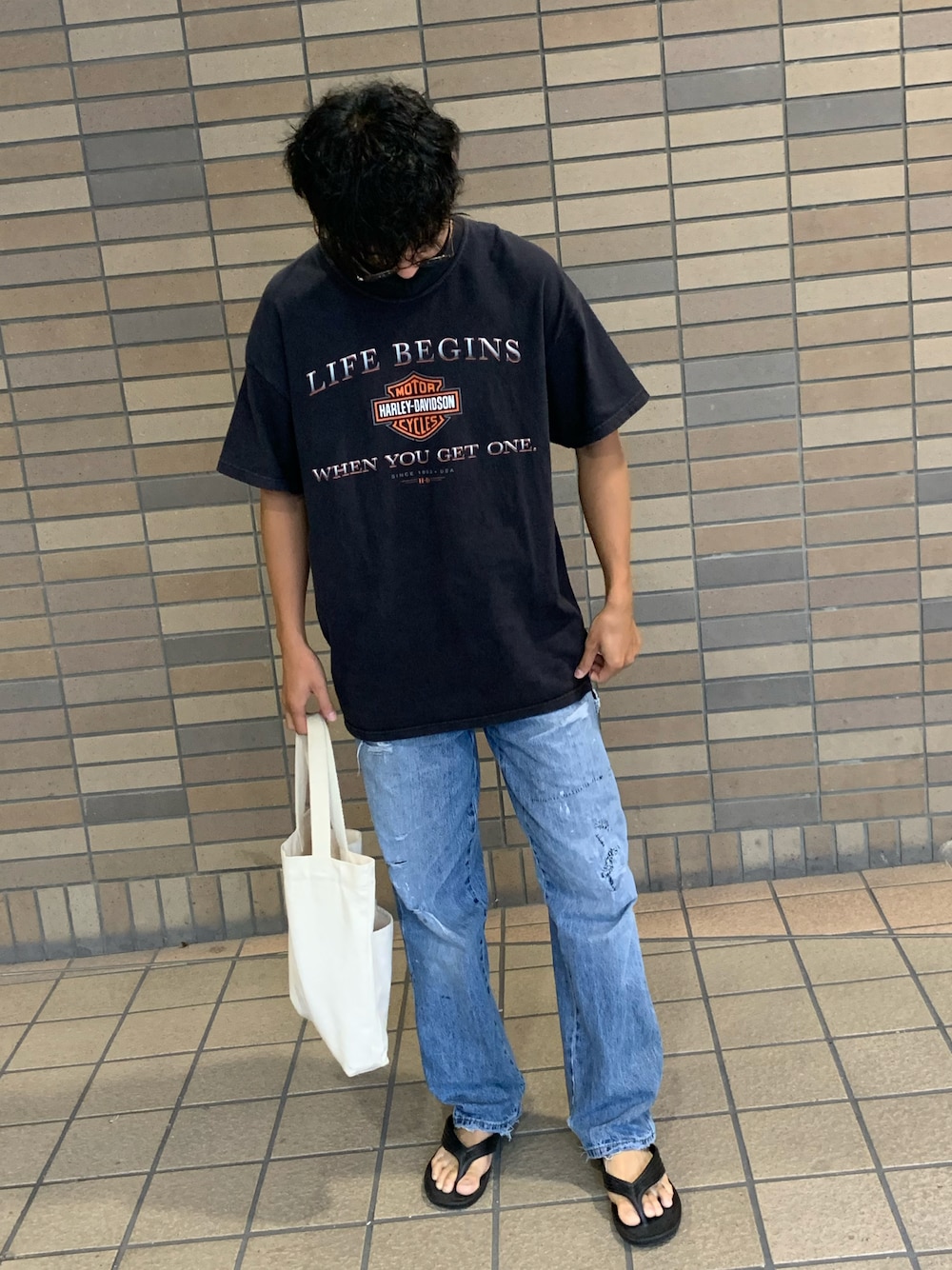 「古着MIX、カジュアルコーデ、休日スタイル、ハーレーダビッドソン、デニム、プチプラ、サンダル」｜「Harley-Davidsonのアイテム（Tシャツ/カットソー、ブラック系）」を使った、yoshiさん（メンズ・176cm）の秋コーディネートの1枚目の写真