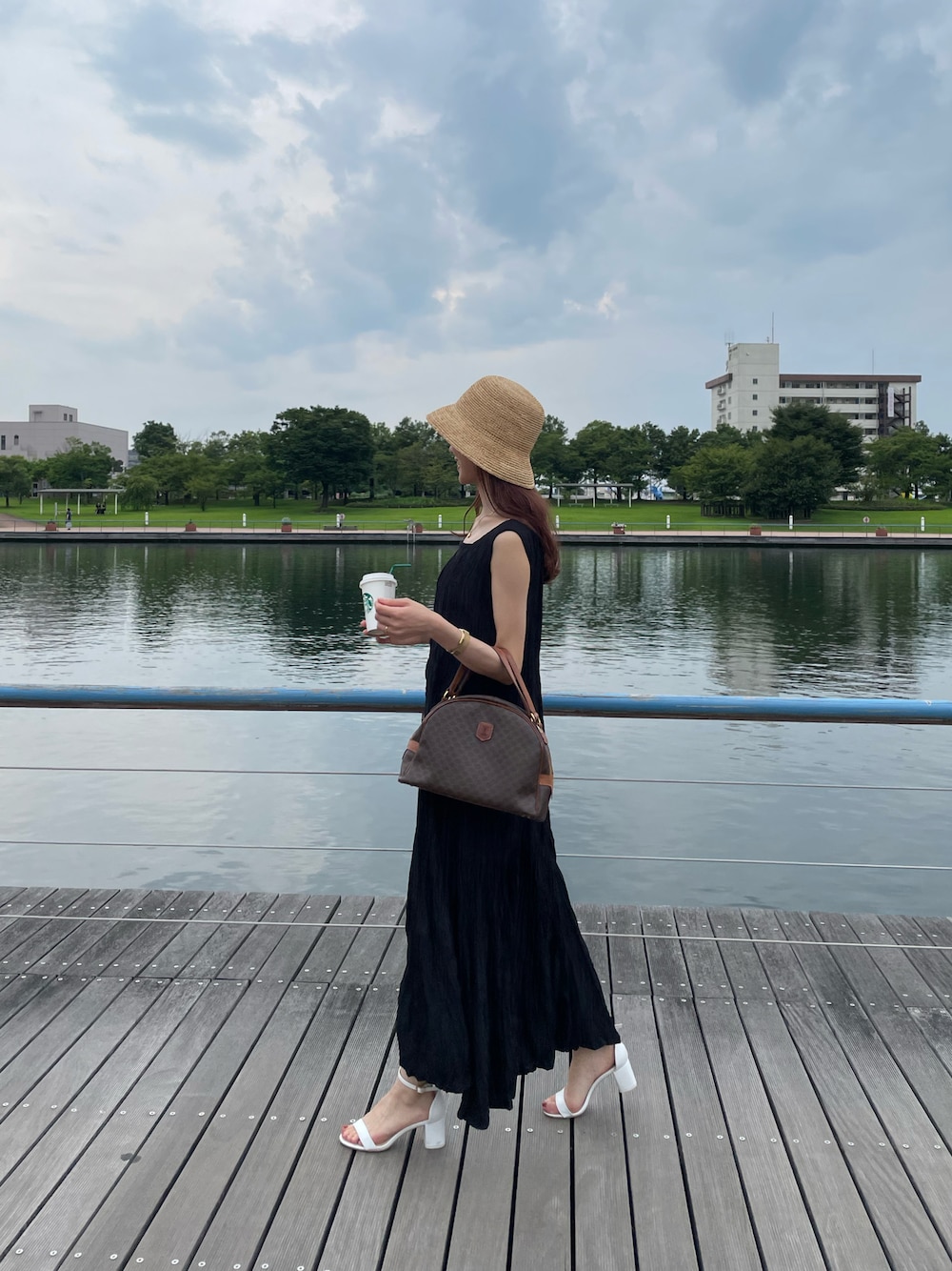 「ワンピース、休日コーデ、楽チンコーデ、黒ワンピ、ヴィンテージ」｜「LOWRYS FARMのザツザイバケットＨＡＴ　926113（ハット、ベージュ系）」を使った、maiさん（レディース・157cm）の夏コーディネートの1枚目の写真