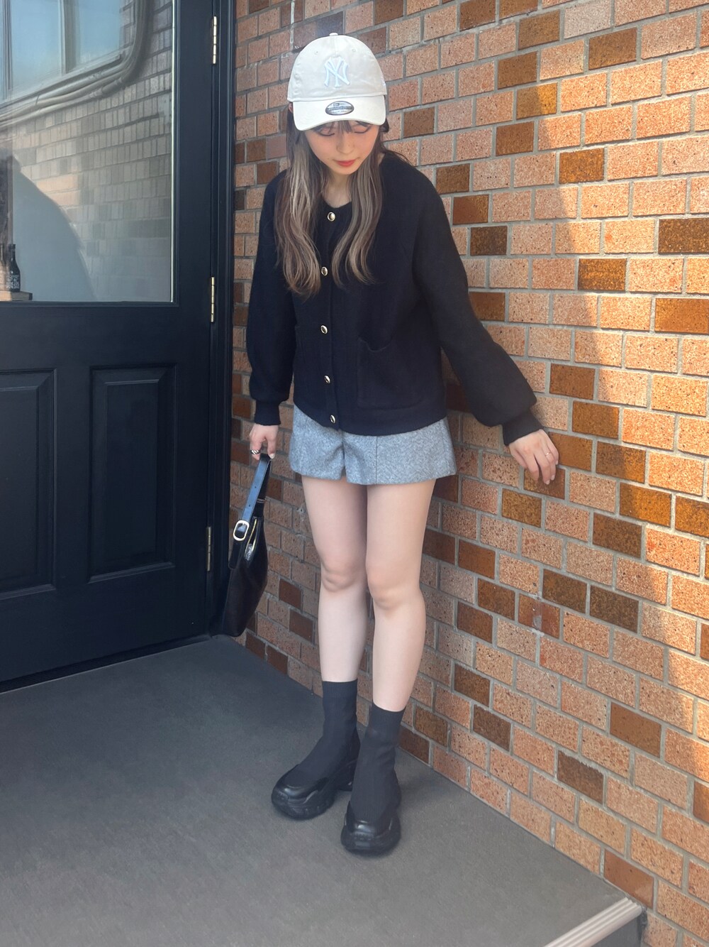 「CLEA、オトナガーリー、大人ガーリー、モノトーン、モノトーンコーデ、キャップ、キャップコーデ、un+frame」｜「CLEAのアイテム（パンツ、グレー系）」を使った、CLEAさん（骨格ウェーブ・レディース・160cm）の秋コーディネートの1枚目の写真