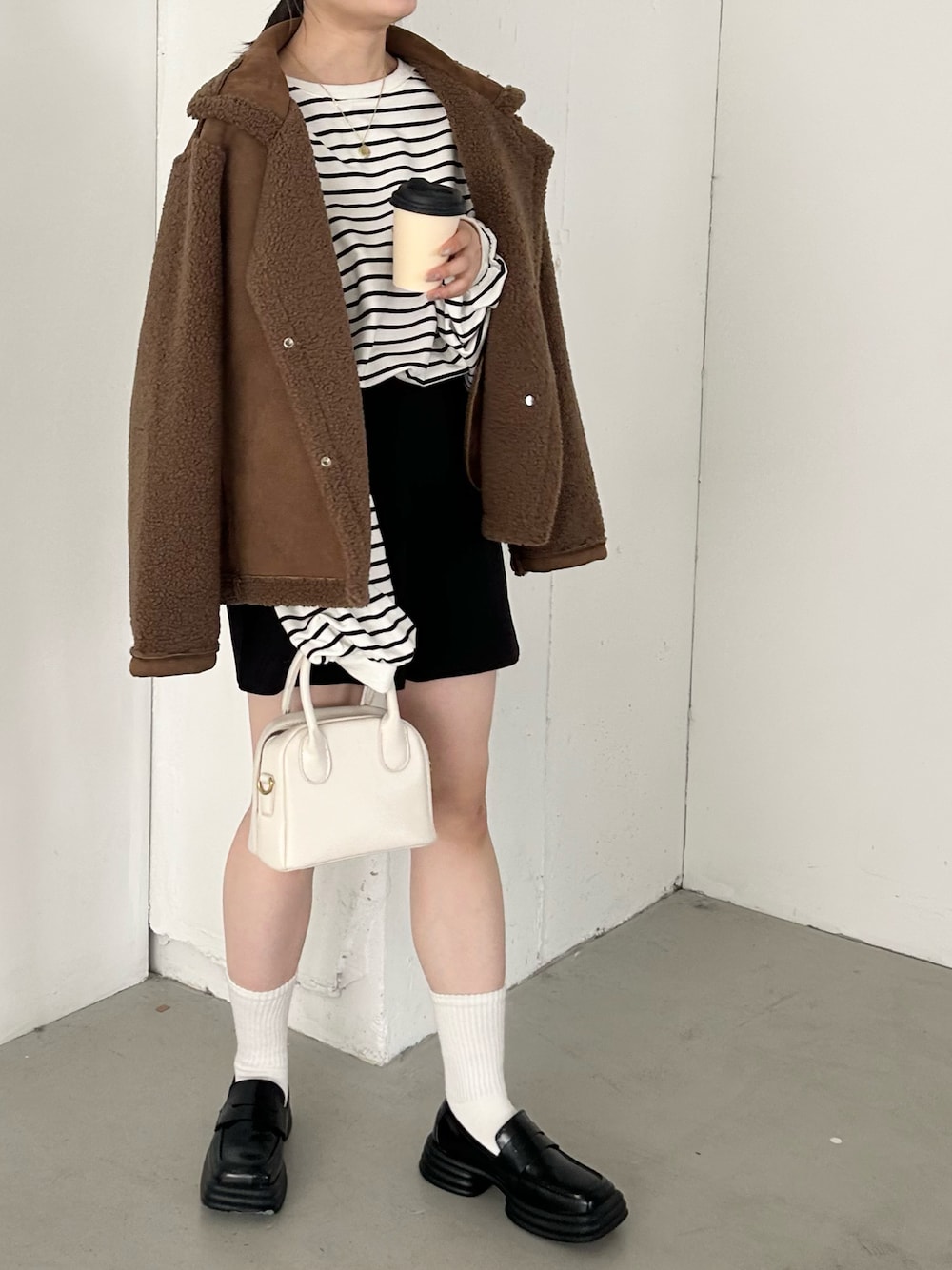 「秋服、秋服コーデ、冬コーデ、秋冬コーデ、ムートンコート、モカコーデ、ブラウンコーデ、ショートパンツ、ショートパンツコーデ、ボーダートップス、ロンT、メガネ女子、トラッド」｜「CLEAの袖ボア切り替えムートンコート（ムートンコート、ブラウン系）」を使った、CLEAさん（レディース・158cm）の秋コーディネートの1枚目の写真