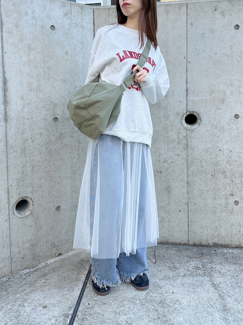 「春、ootd、大人カジュアル、CLEA、un+frame、キャンバストート、チュールスカート、カーキコーデ」｜「CLEAのレイヤードギャザーチュールスカート（スカート、ホワイト系）」を使った、CLEAさん（レディース・160cm）の冬コーディネートの1枚目の写真