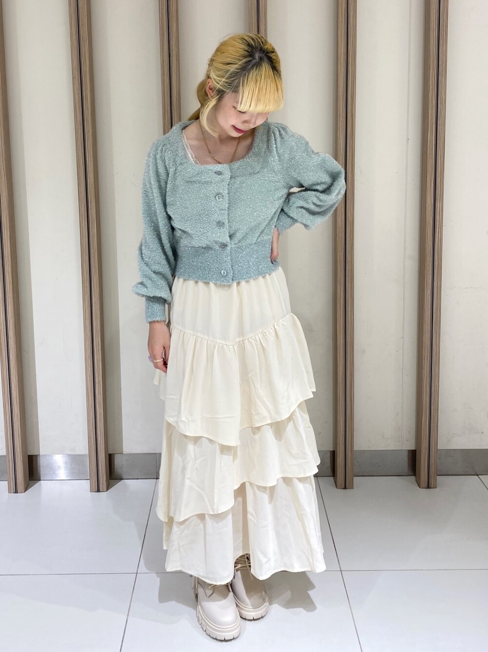 「秋コーデ、ブーツ、お出かけコーデ、カーディガン、スカート、初秋コーデ、秋冬コーデ、大人かわいい、大人ガーリー、ボリューム袖、骨格ウェーブ、低身長、低身長コーデ、骨格ウェーブコーデ、ティアードスカート」｜「FREE'S MARTの【Sシリーズ対応】◇ランダムティアードスカート（スカート、ホワイト系）」を使った、おとはさん（レディース・155cm）の秋コーディネートの1枚目の写真