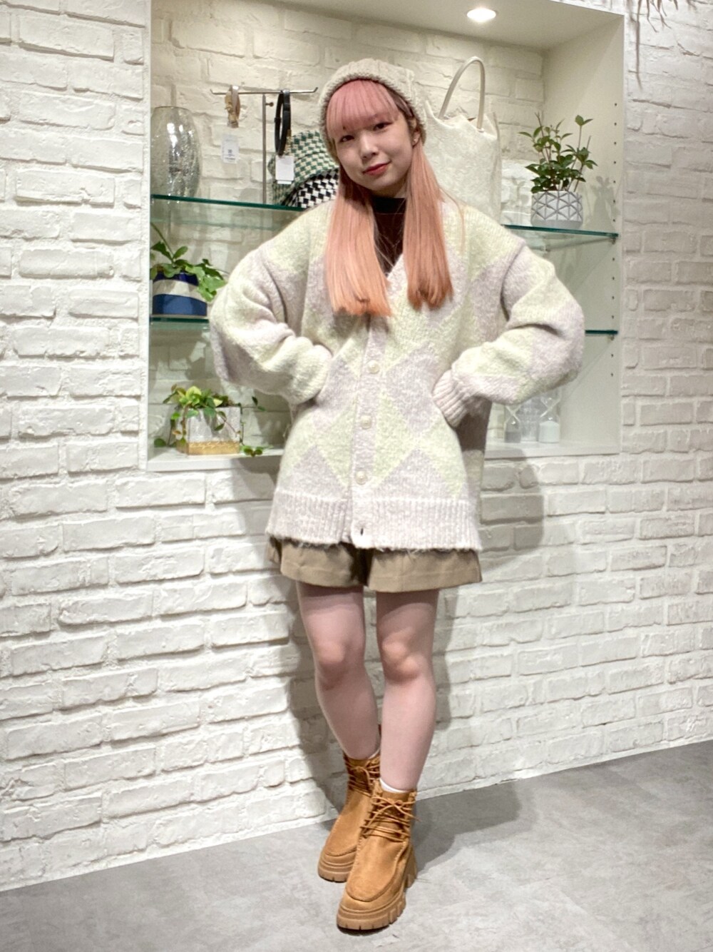 「骨格ウェーブ、低身長、低身長コーデ、冬、冬コーデ、秋、秋コーデ、秋冬コーデ、ニット、ニット帽、カーディガン、ブーツ、おでかけコーデ、カジュアル、シンプルコーデ」｜「FREE'S MARTのアーガイルヘアリーカーディガン（カーディガン/ボレロ、グリーン系）」を使った、おとはさん（レディース・155cm）の秋コーディネートの1枚目の写真
