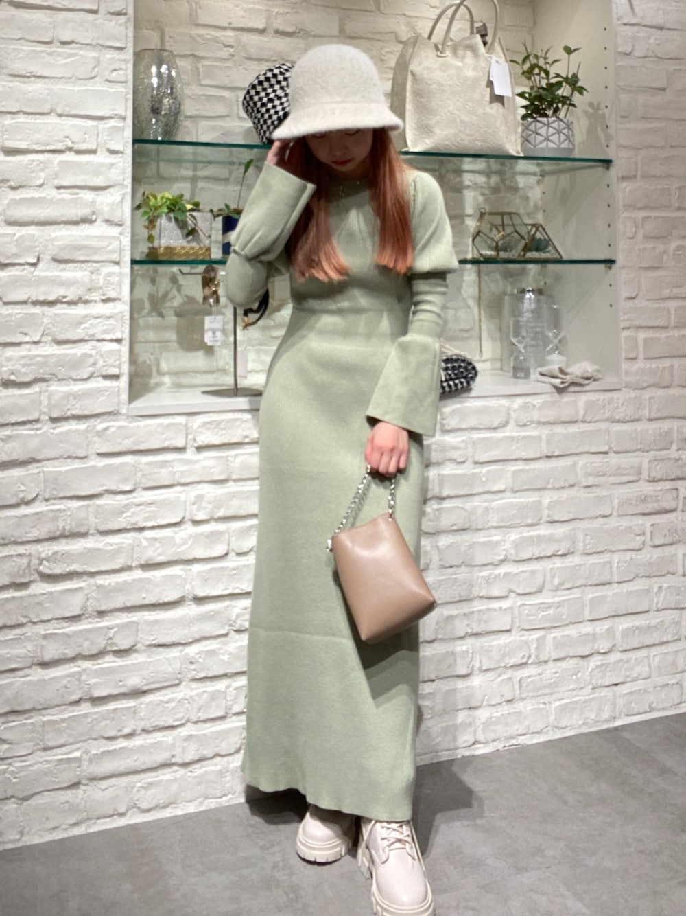 「骨格ウェーブ、低身長、低身長コーデ、ワンピース、キレイめ、大人コーデ、大人ガーリー、ニットワンピース、ニット、ブーツ、バケットハット、お出かけコーデ、シンプルコーデ、ゆるコーデ、リラックススタイル」｜「FREE'S MARTのパフスリーブリブニットワンピース（ワンピース、グリーン系）」を使った、おとはさん（レディース・155cm）の秋コーディネートの1枚目の写真