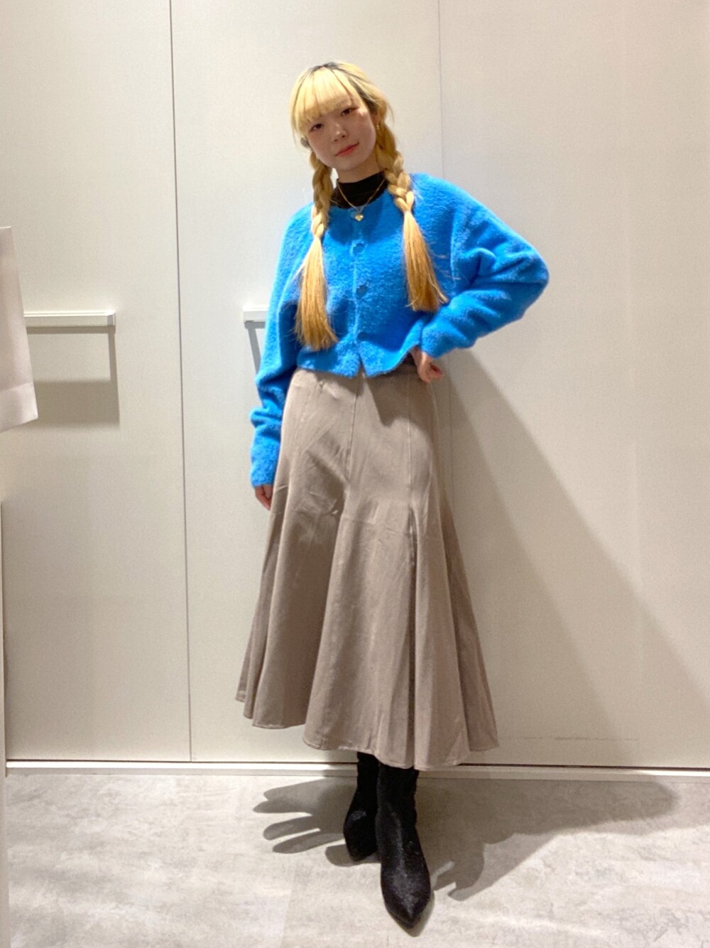 「バックリボン、骨格ウェーブ、低身長、低身長コーデ、きれいめカジュアル、カーディガン、シャギーニット、ブルー、フレアスカート、お出かけコーデ、秋のコーデ、秋冬コーデ、キレイめ、秋」｜「FREE'S MARTの【Sシリーズ対応】配色ステッチバックレースアップスカート（スカート、ブラウン系）」を使った、おとはさん（レディース・155cm）の秋コーディネートの1枚目の写真