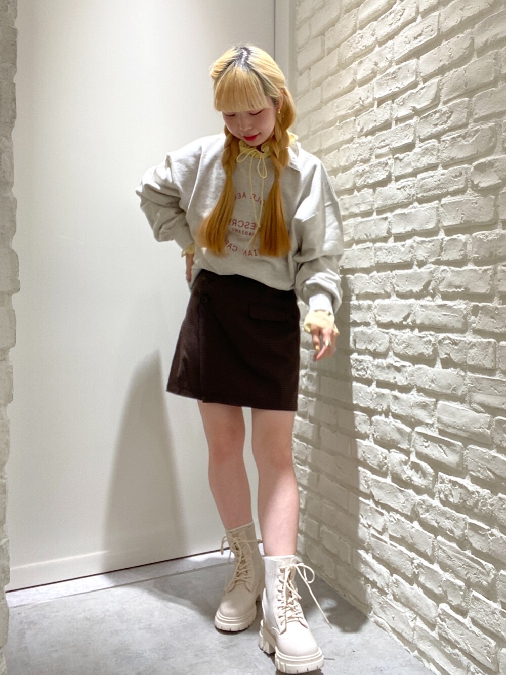 「秋コーデ、ブーツ、骨格ウェーブ、骨格ウェーブコーデ、低身長、低身長コーデ、低身長女子、スカート、初秋コーデ、おでかけコーデ、秋、ゆったりコーデ、スウェット、お出かけコーデ、チェック」｜「FREE'S MARTの◆＜セットアップ対応＞ラップミニスカート（スカート、ブラウン系）」を使った、おとはさん（レディース・155cm）の秋コーディネートの1枚目の写真