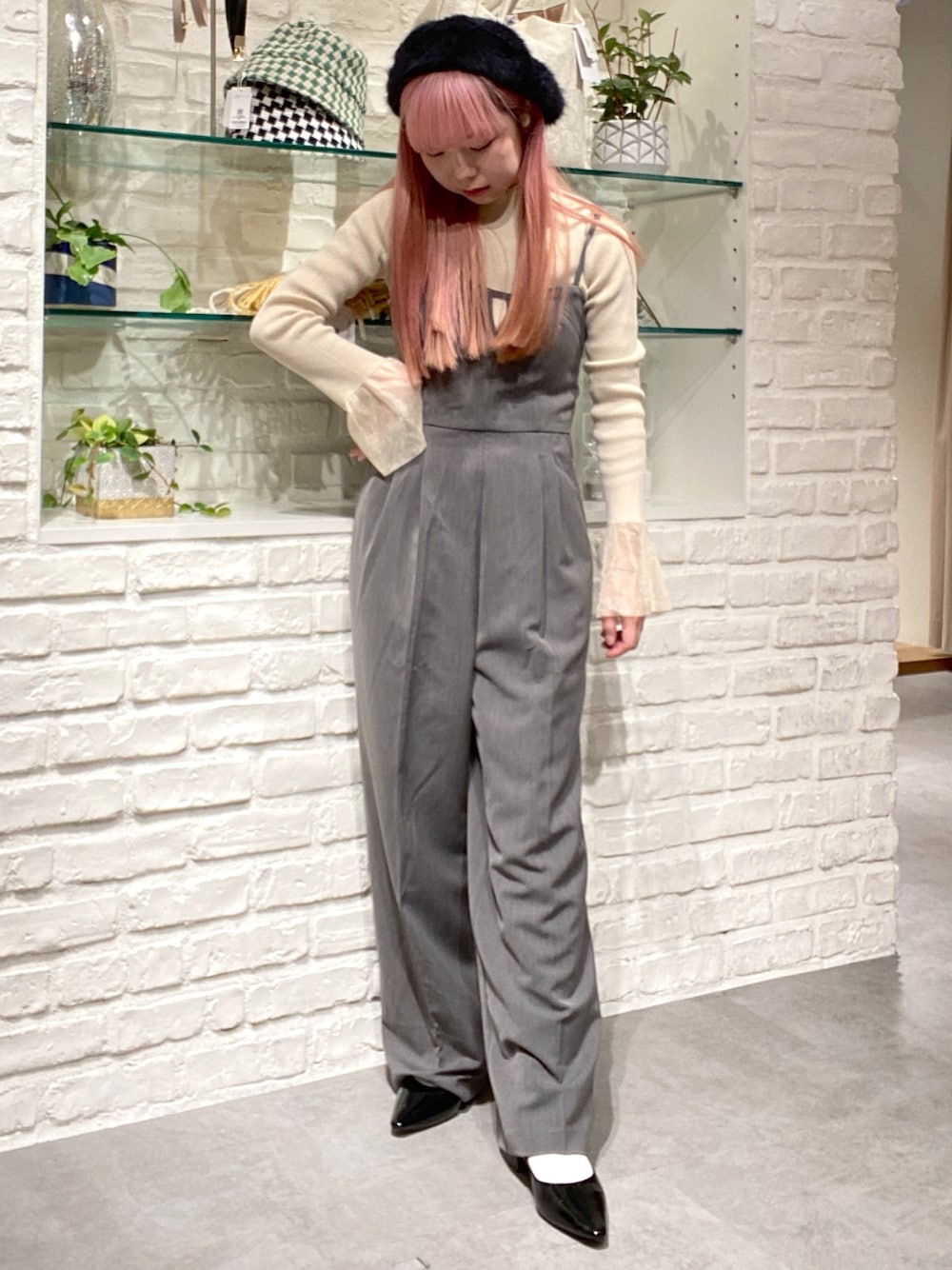 「低身長、低身長コーデ、骨格ウェーブ、秋コーデ、秋、ベレー帽、オールインワン、サロペット、ブラウス、フレアスリーブ、パンプス、バレエシューズ、おでかけコーデ、クラシック、モノトーン」｜「FREE'S MARTのバックリボンオールインワン（つなぎ/オールインワン、グレー系）」を使った、おとはさん（レディース・155cm）の秋コーディネートの1枚目の写真