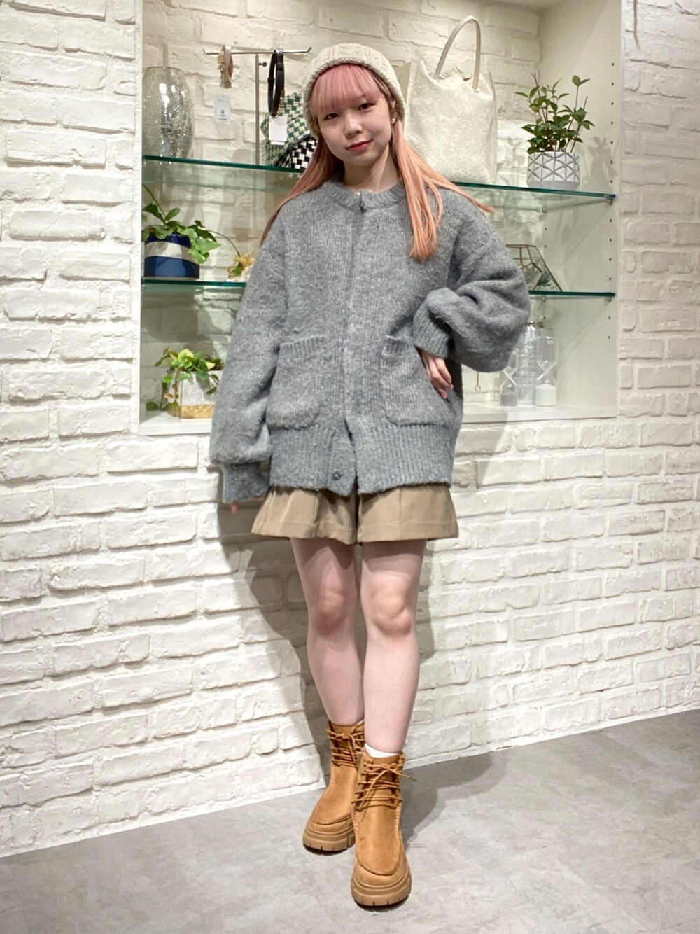「骨格ウェーブ、低身長、低身長コーデ、冬コーデ、冬、秋コーデ、秋、秋冬コーデ、ニット、カーディガン、ニット帽、ブーツ、ショートパンツ、パンツスタイル、おでかけコーデ」｜「FREE'S MARTのミックス起毛裏付きニットジャケット（ニット/セーター、グレー系）」を使った、おとはさん（レディース・155cm）の秋コーディネートの1枚目の写真