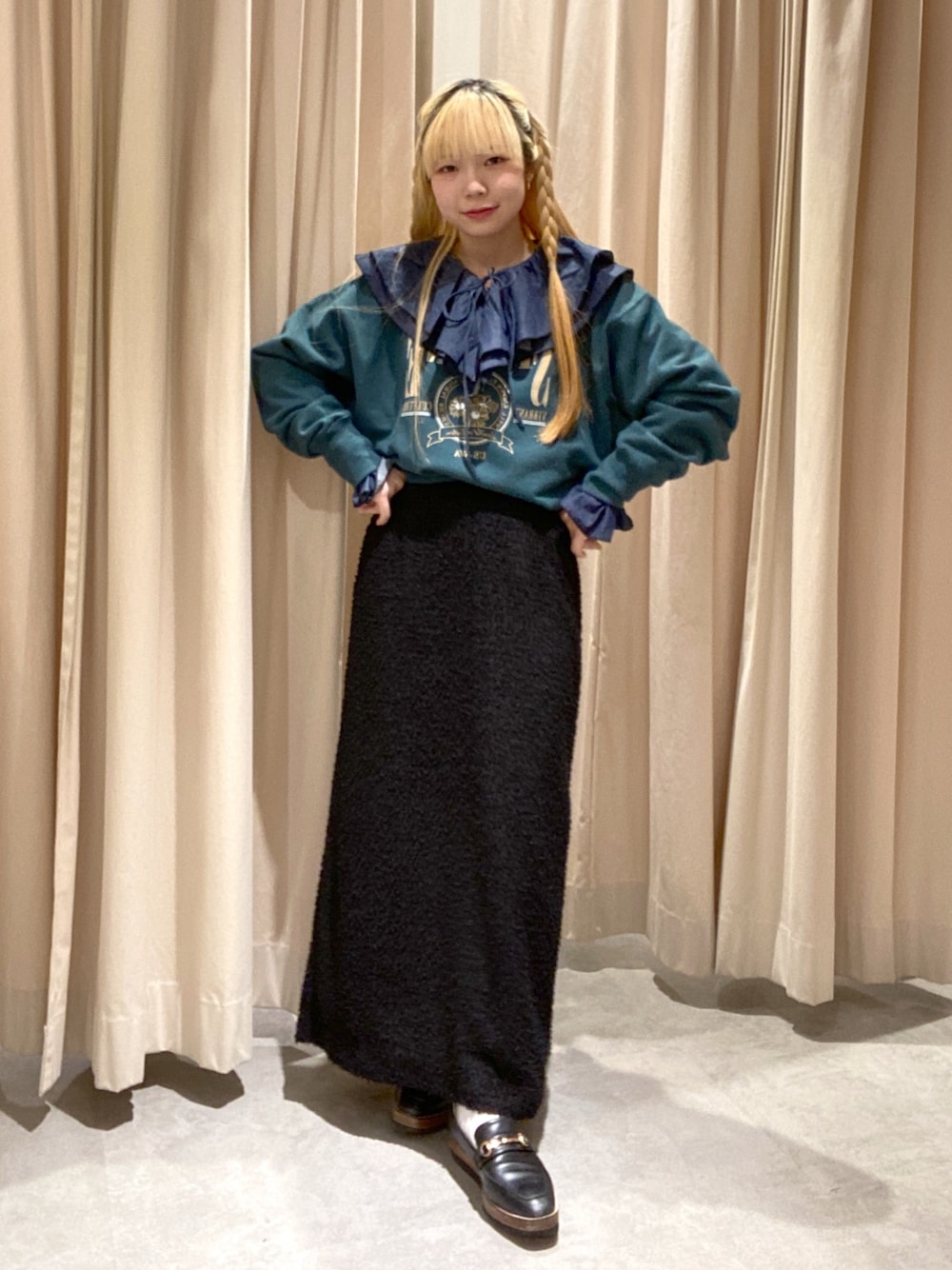 「アウトドアスタイル、スウェット、ロングスカート、骨格ウェーブ、低身長、低身長コーデ、秋、秋コーデ、休日スタイル、デニム、レイヤードスタイル、ビッグシルエット、カジュアルコーデ、オトナカジュアル、大人かわいい」｜「FREE'S MARTの◆フェザーシフォンナロースカート（スカート、ブラック系）」を使った、おとはさん（レディース・155cm）の秋コーディネートの1枚目の写真