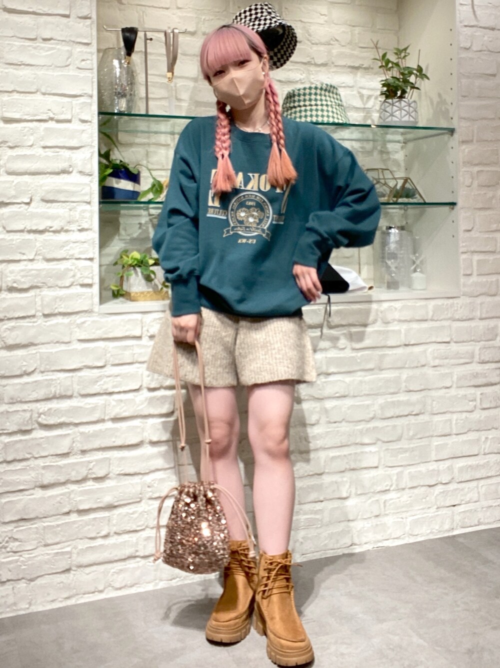 「骨格ウェーブ、低身長、低身長コーデ、冬、秋、秋コーデ、冬コーデ、ニット、ニットパンツ、ショートパンツ、ブーツ、スウェット、カジュアル、ラクチンコーデ、スパンコール」｜「FREE'S MARTのリブニットショートパンツ（その他パンツ、ベージュ系）」を使った、おとはさん（レディース・155cm）の秋コーディネートの1枚目の写真