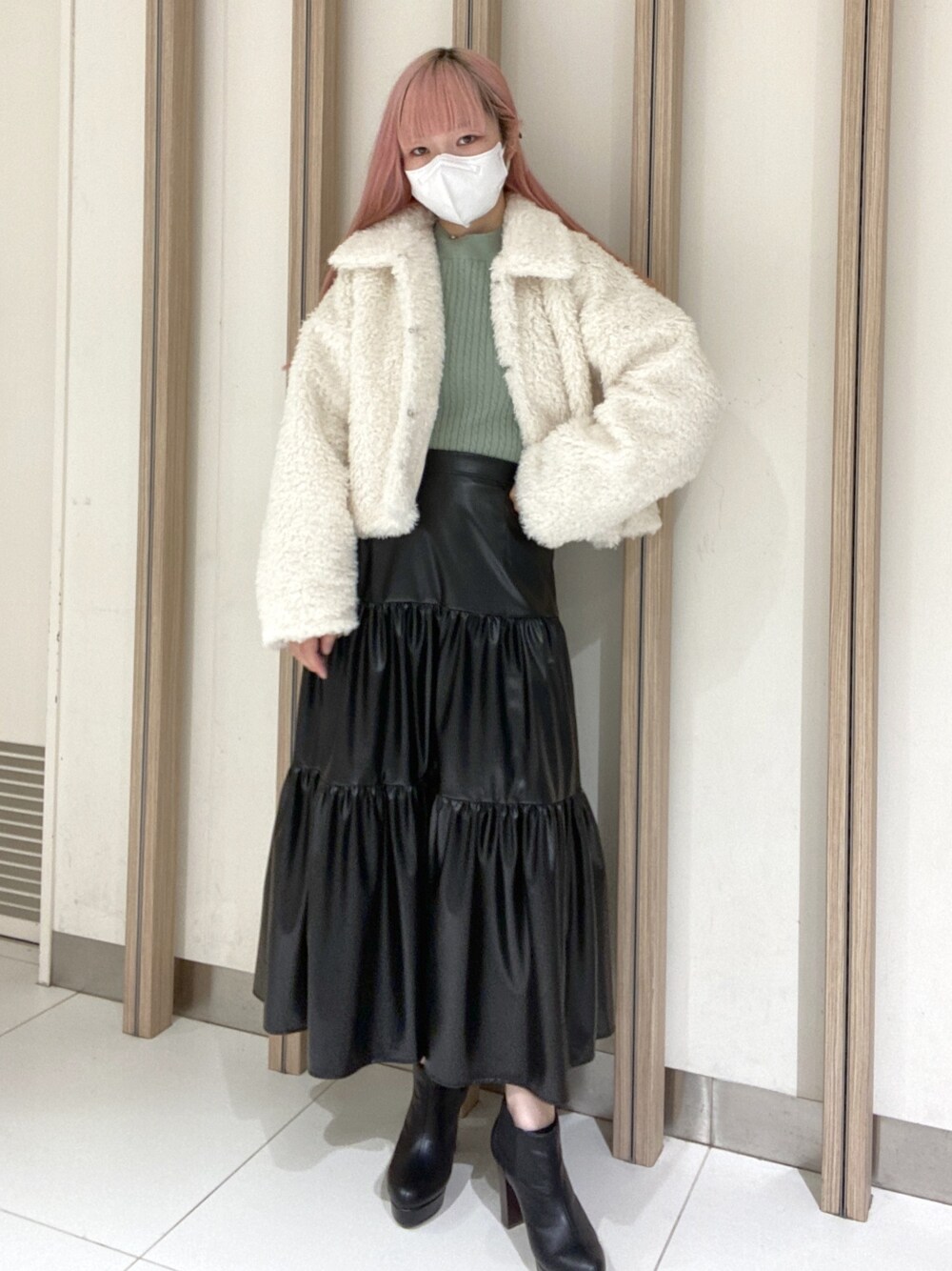 「骨格ウェーブ、低身長、低身長コーデ、アウター、ボア、ボアブルゾン、スカート、ロングスカート、レザースカート、ブーツ、ショートブーツ、冬、冬コーデ、フェイクレザー」｜「FREE'S MARTの◆【Sシリーズ対応】フェイクレザーティアードスカート（スカート、ブラック系）」を使った、おとはさん（レディース・155cm）の秋コーディネートの1枚目の写真