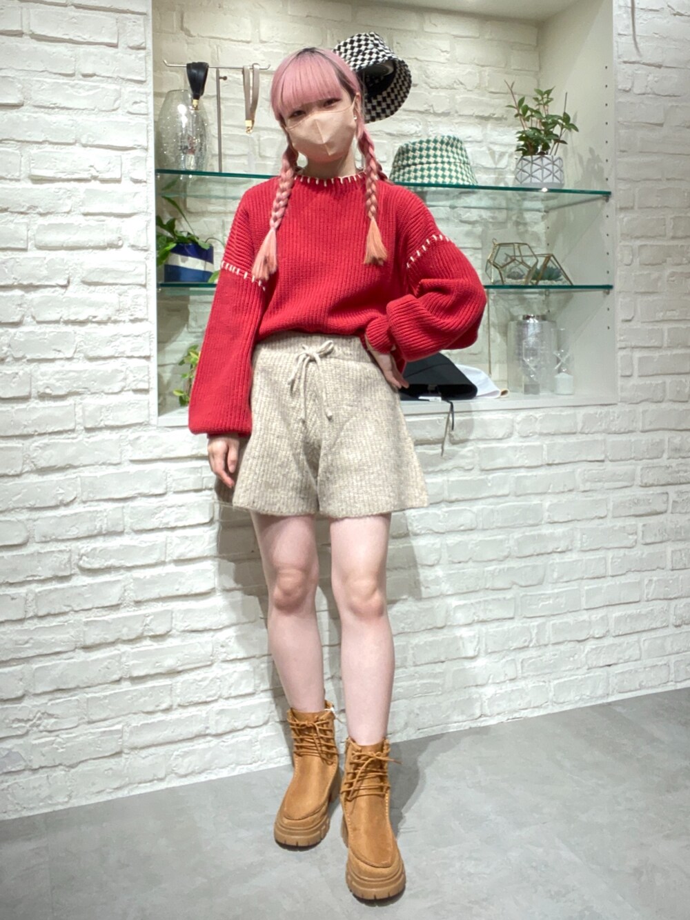「骨格ウェーブ、低身長、低身長コーデ、ニット、ニットショートパンツ、ニットパンツ、ショートパンツ、ブーツ、ショートブーツ、配色、赤、レッド、カラーコーデ、ラクチンコーデ」｜「FREE'S MARTのリブニットショートパンツ（その他パンツ、ベージュ系）」を使った、おとはさん（レディース・155cm）の秋コーディネートの1枚目の写真