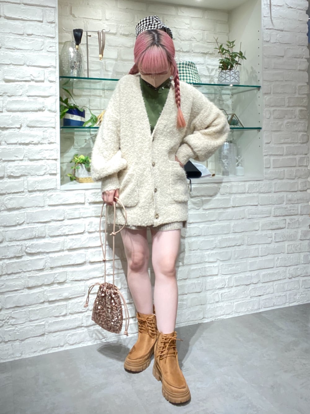 「骨格ウェーブ、低身長、低身長コーデ、カーディガン、ニットパンツ、ニット、ショートパンツ、ブーツ、カラーコーデ、カジュアル、ベージュ、グリーン、冬、冬コーデ、おでかけコーデ」｜「FREE'S MARTの◇ウール混リサイクルエコニットカーディガン（カーディガン/ボレロ、ベージュ系）」を使った、おとはさん（レディース・155cm）の秋コーディネートの1枚目の写真