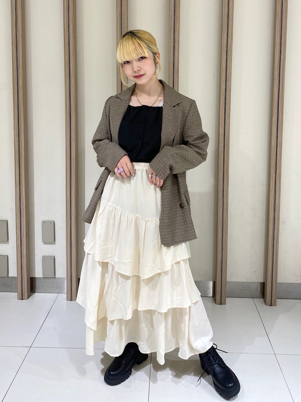 「秋コーデ、ブーツ、ジャケットスタイル、お出かけコーデ、ブラウン、スカート、秋服コーデ、ロングスカート、今日のコーデ、低身長、チェック、チェックジャケット、骨格ウェーブ」｜「FREE'S MARTの◆フロントボタンバックリボンブラウス（シャツ/ブラウス、ブラック系）」を使った、おとはさん（レディース・155cm）の秋コーディネートの1枚目の写真