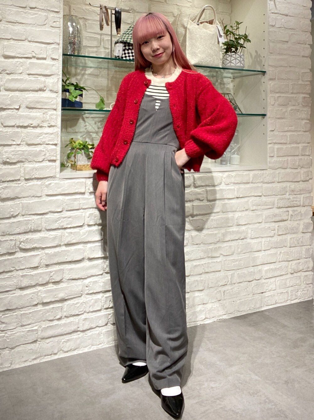 「骨格ウェーブ、低身長、低身長コーデ、秋、秋コーデ、冬、冬コーデ、秋冬コーデ、ニット、赤、前後2way、カーディガン、オールインワン、おでかけコーデ、バレエシューズ」｜「FREE'S MARTのバックリボンオールインワン（つなぎ/オールインワン、グレー系）」を使った、おとはさん（レディース・155cm）の秋コーディネートの1枚目の写真