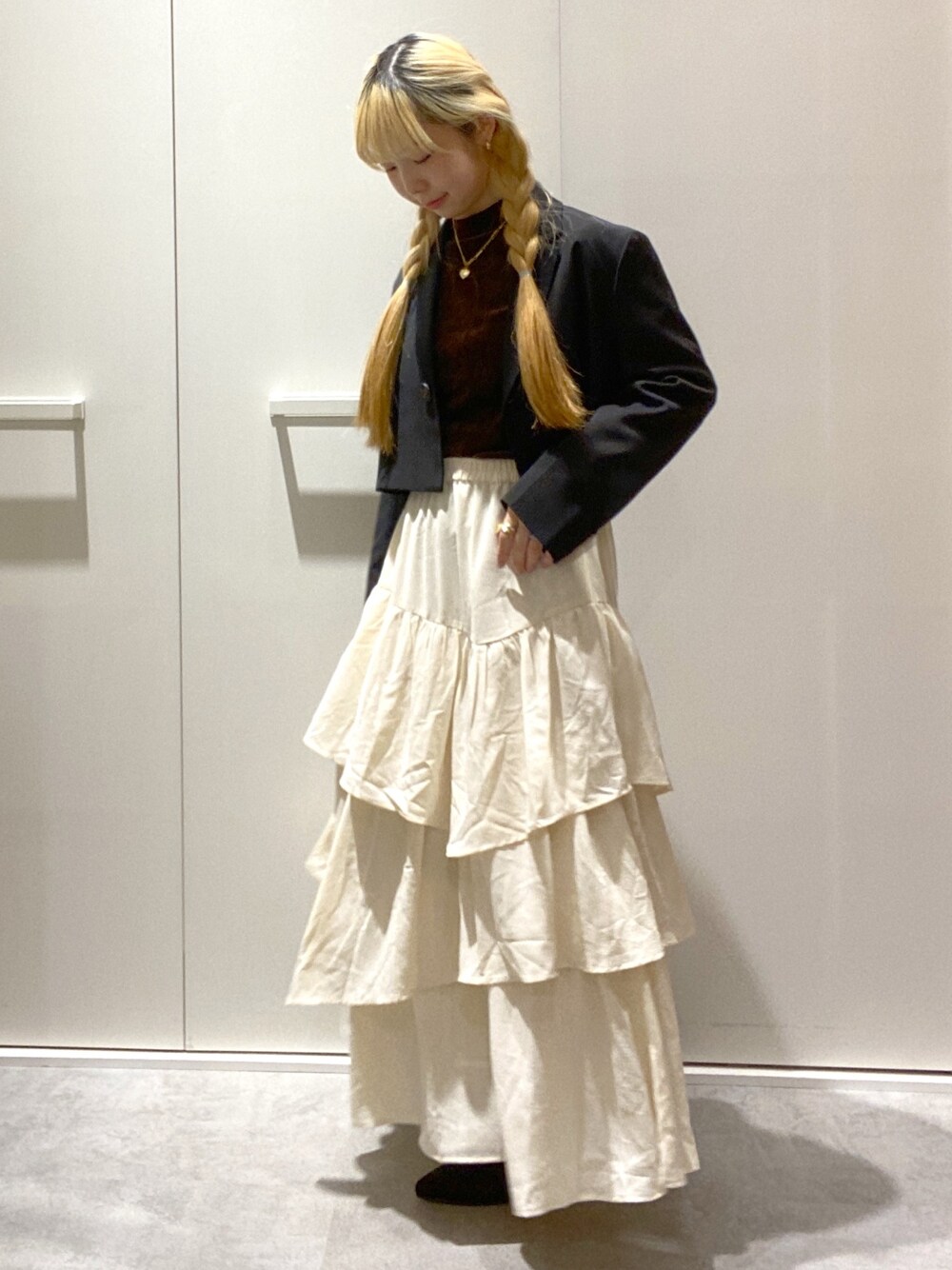 「骨格ウェーブ、低身長、低身長コーデ、ショート丈、ティアードスカート、テーラードジャケット、モノトーン、お出かけコーデ、秋服コーデ、シンプル、スカートスタイル、秋服、キレイめ、おでかけコーデ」｜「FREE'S MARTの【Sシリーズ対応】◇ランダムティアードスカート（スカート、ホワイト系）」を使った、おとはさん（レディース・155cm）の秋コーディネートの1枚目の写真